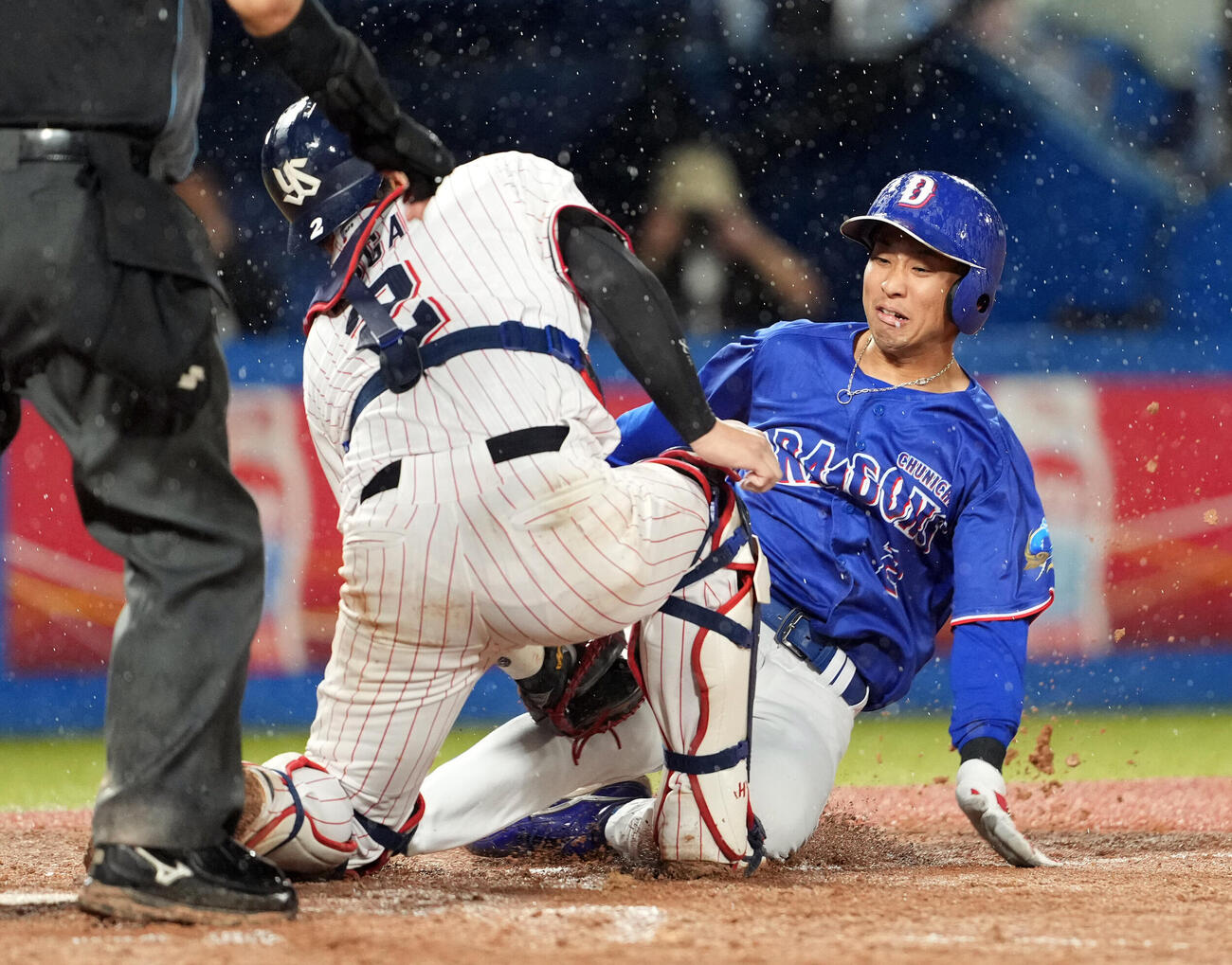 ヤクルト対中日　9回表中日2死二塁、村松開人の左前打で本塁を狙う二走で代走の田中幹也だが、並木秀尊の好返球でアウトになる（撮影・たえ見朱実）