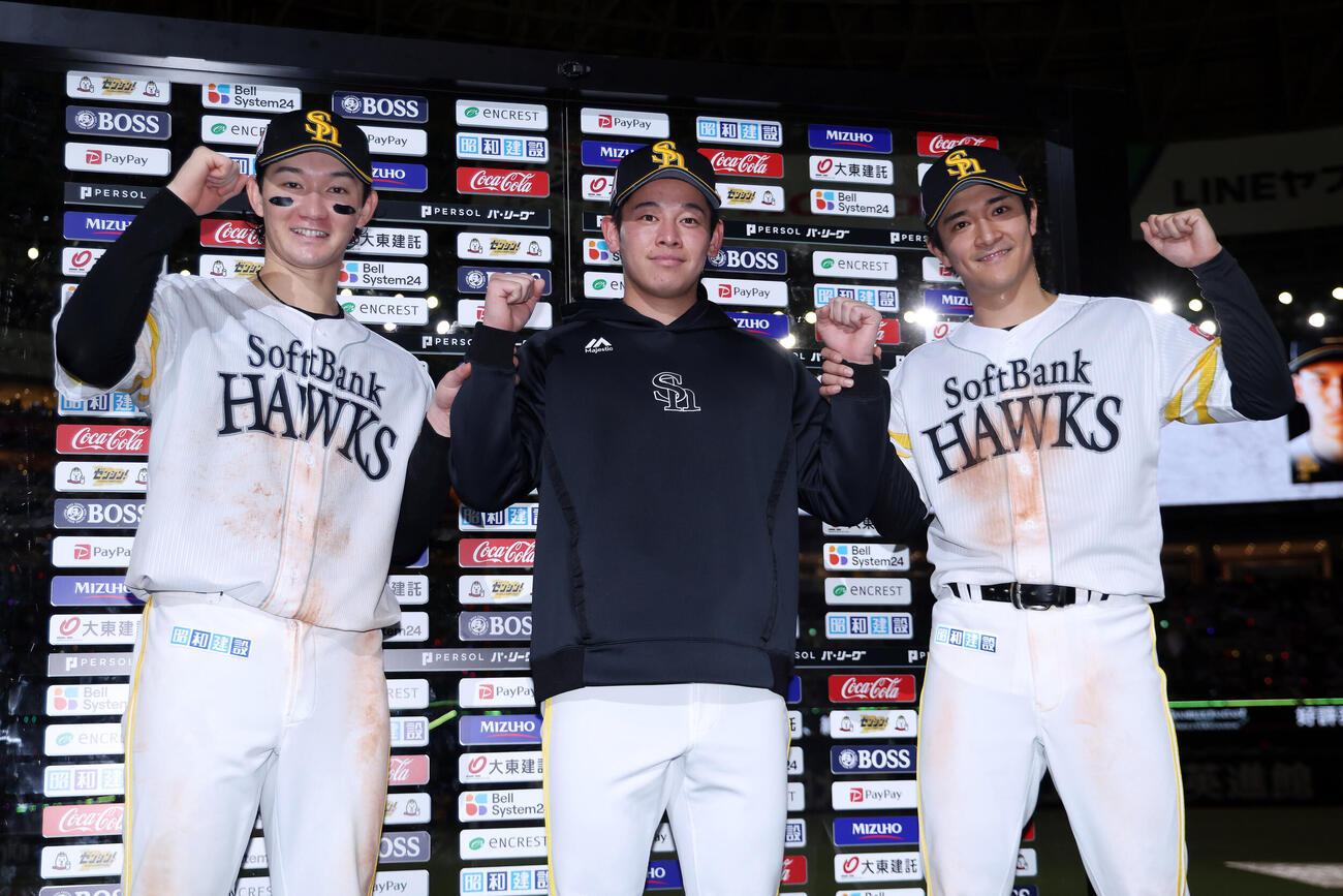 ソフトバンク対西武　お立ち台でガッツポーズするソフトバンクの、左から正木智也、鈴木豪太、柳町達（撮影・前田充）