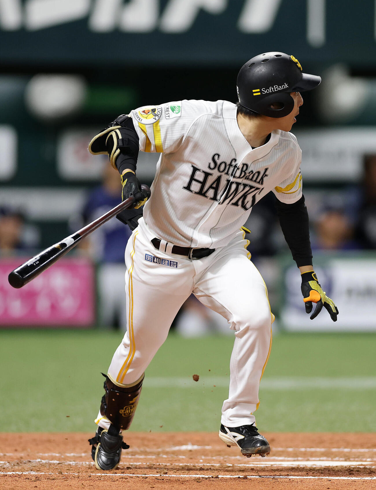ソフトバンク対西武　2回裏ソフトバンク2死、左翼線へ三塁打を放つ柳町達（撮影・前田充）