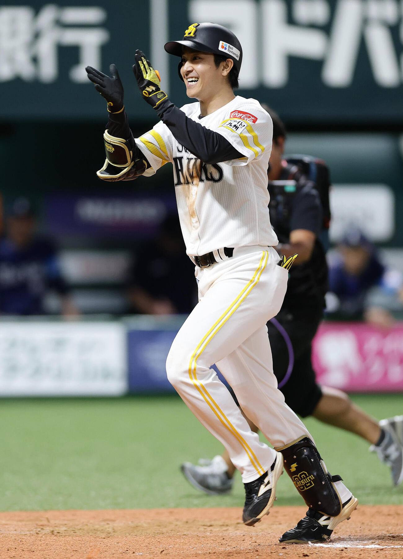 ソフトバンク対西武　7回裏ソフトバンク2死二、三塁、左越え3点本塁打を放ち笑顔で生還する柳町達（撮影・前田充）