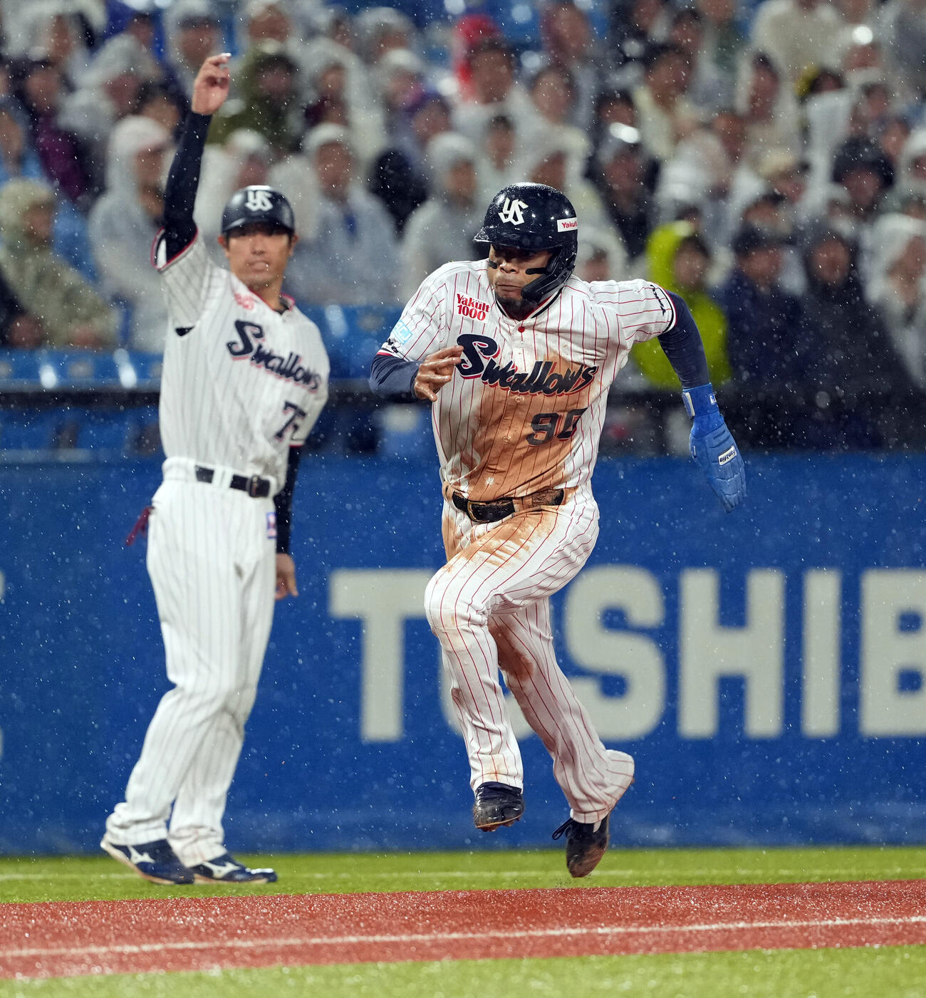 ヤクルト対中日　9回裏ヤクルト1死一塁、相手のミスで本塁に激走する一走モンテル（撮影・たえ見朱実）