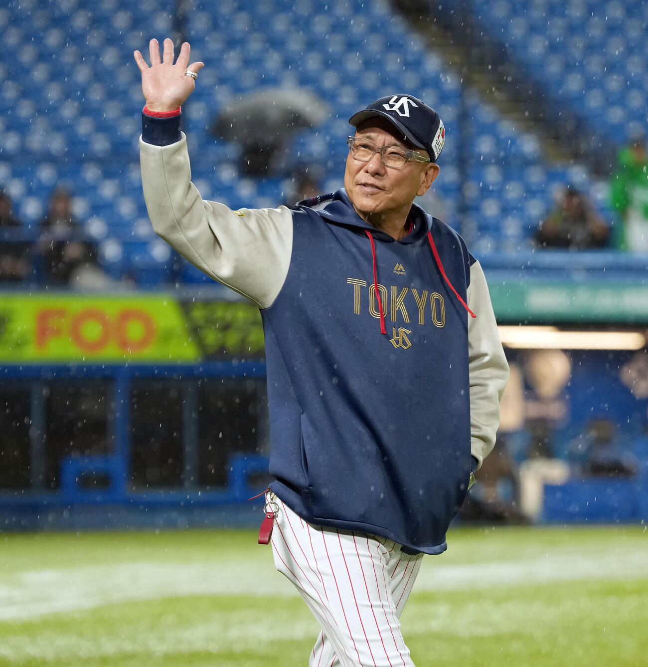 ヤクルト対中日　ファンの声援に応えるヤクルト池山隆寛監督（撮影・たえ見朱実）