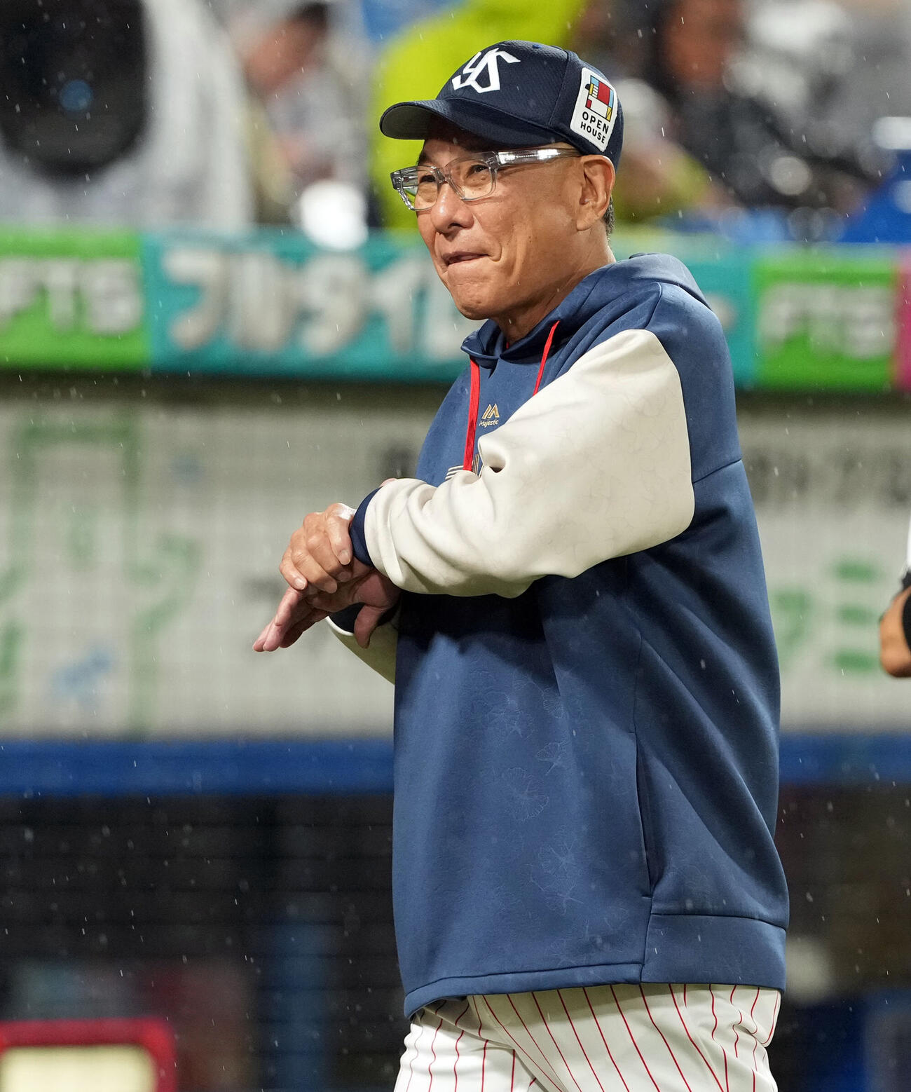ヤクルト対中日　8回表、選手交代をを告げベンチに戻るヤクルト池山隆寛監督（撮影・たえ見朱実）