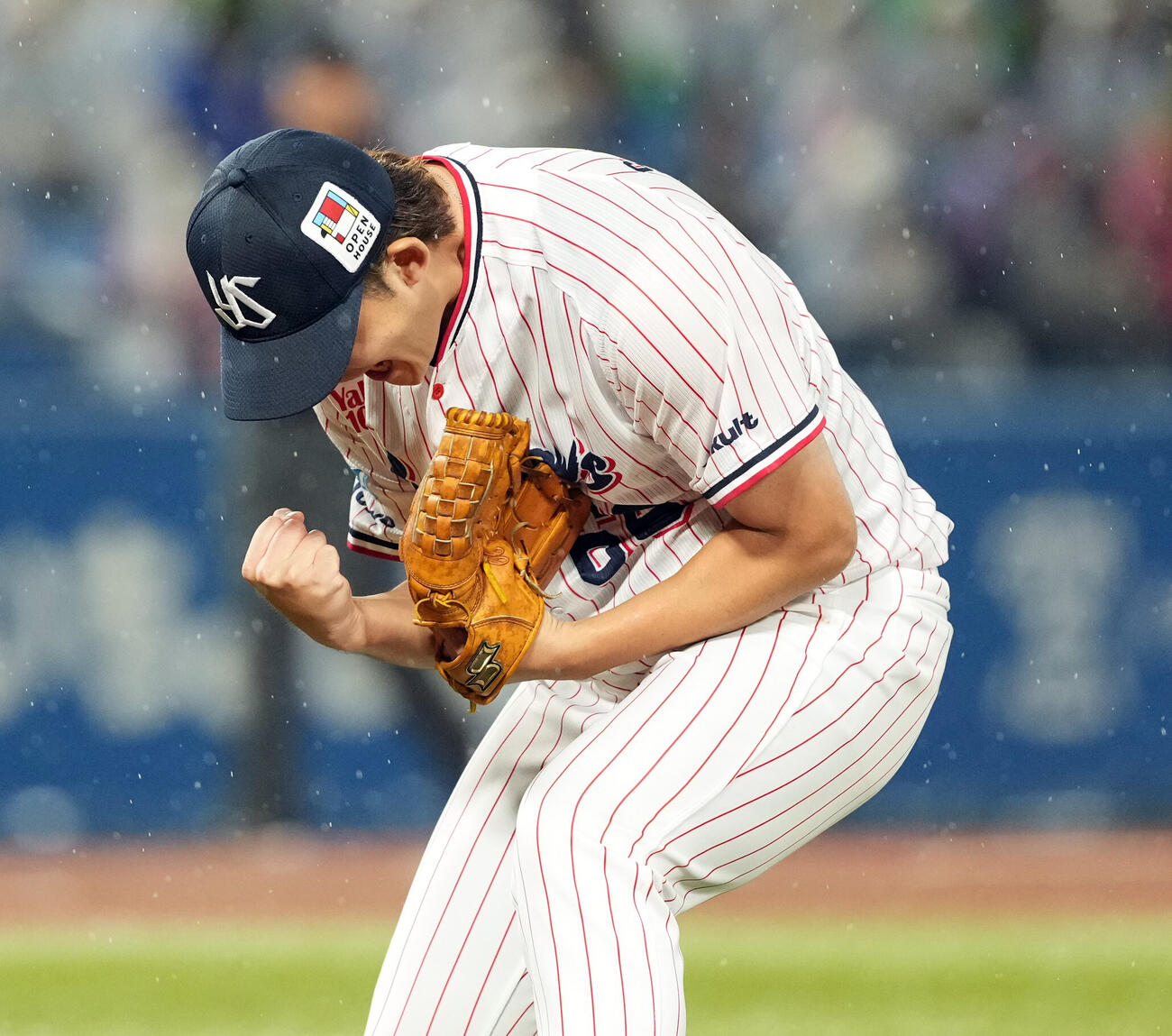 ヤクルト対中日　7回表、ピンチを脱しガッツポーズを決めるヤクルト阪口皓亮（撮影・たえ見朱実）