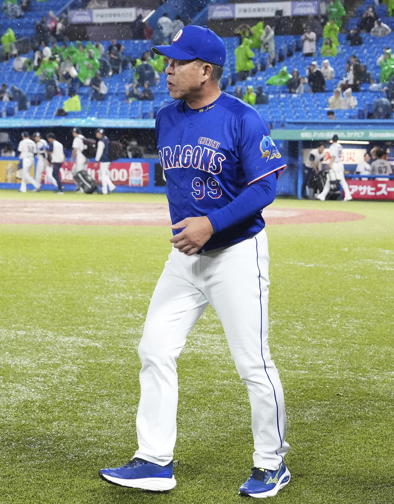 雨天コールドゲームで引き分けに終わり引き揚げる中日井上監督（共同）