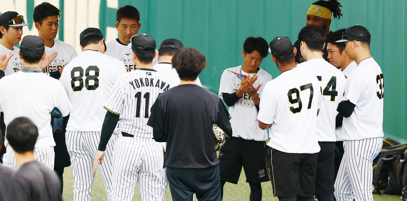 阪神対DeNA　ナインとのミーティングであいさつする阪神石井大智（右から2人目）（撮影・加藤哉）