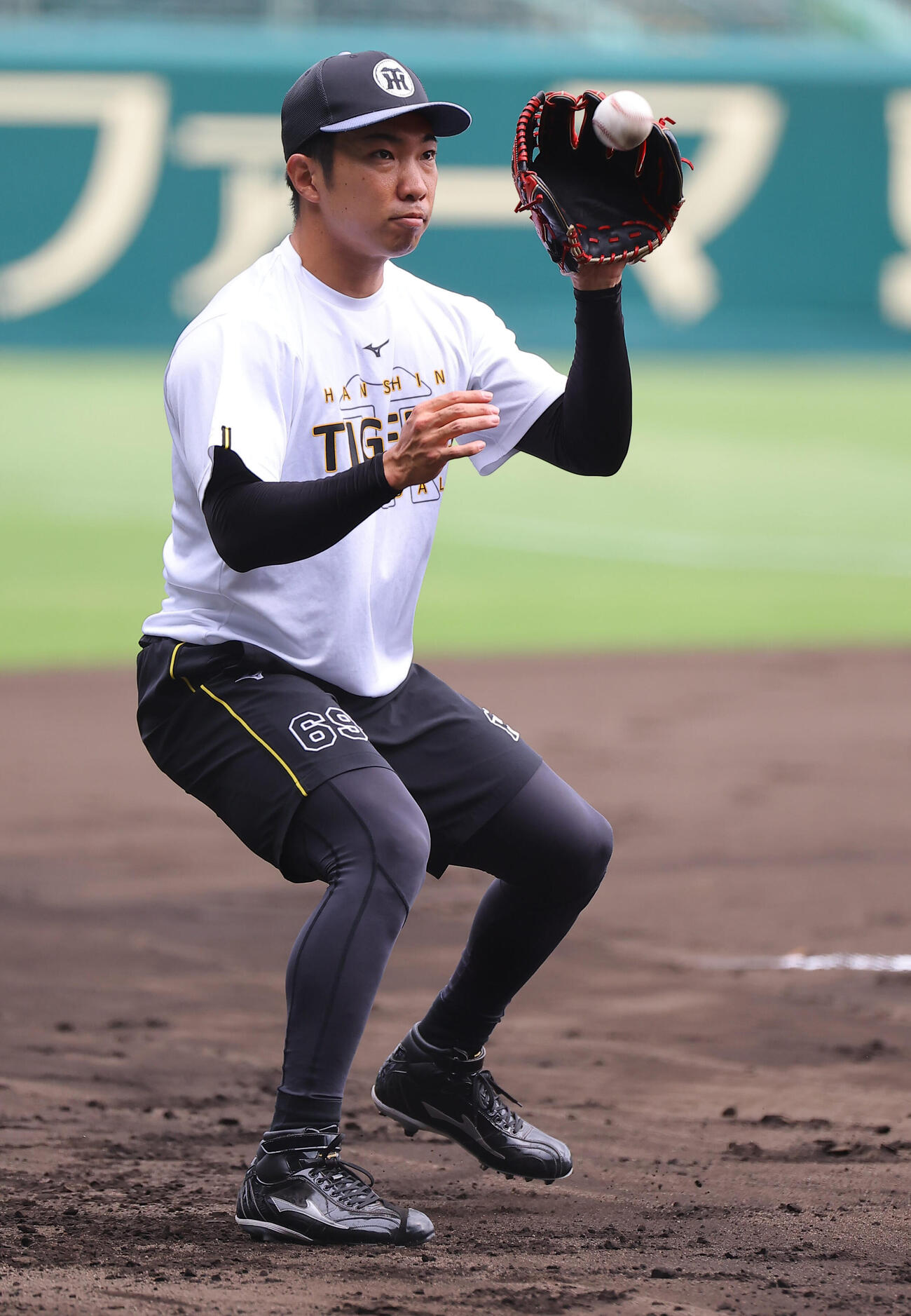 阪神対DeNA　ノックを受ける石井大智（撮影・上田博志）