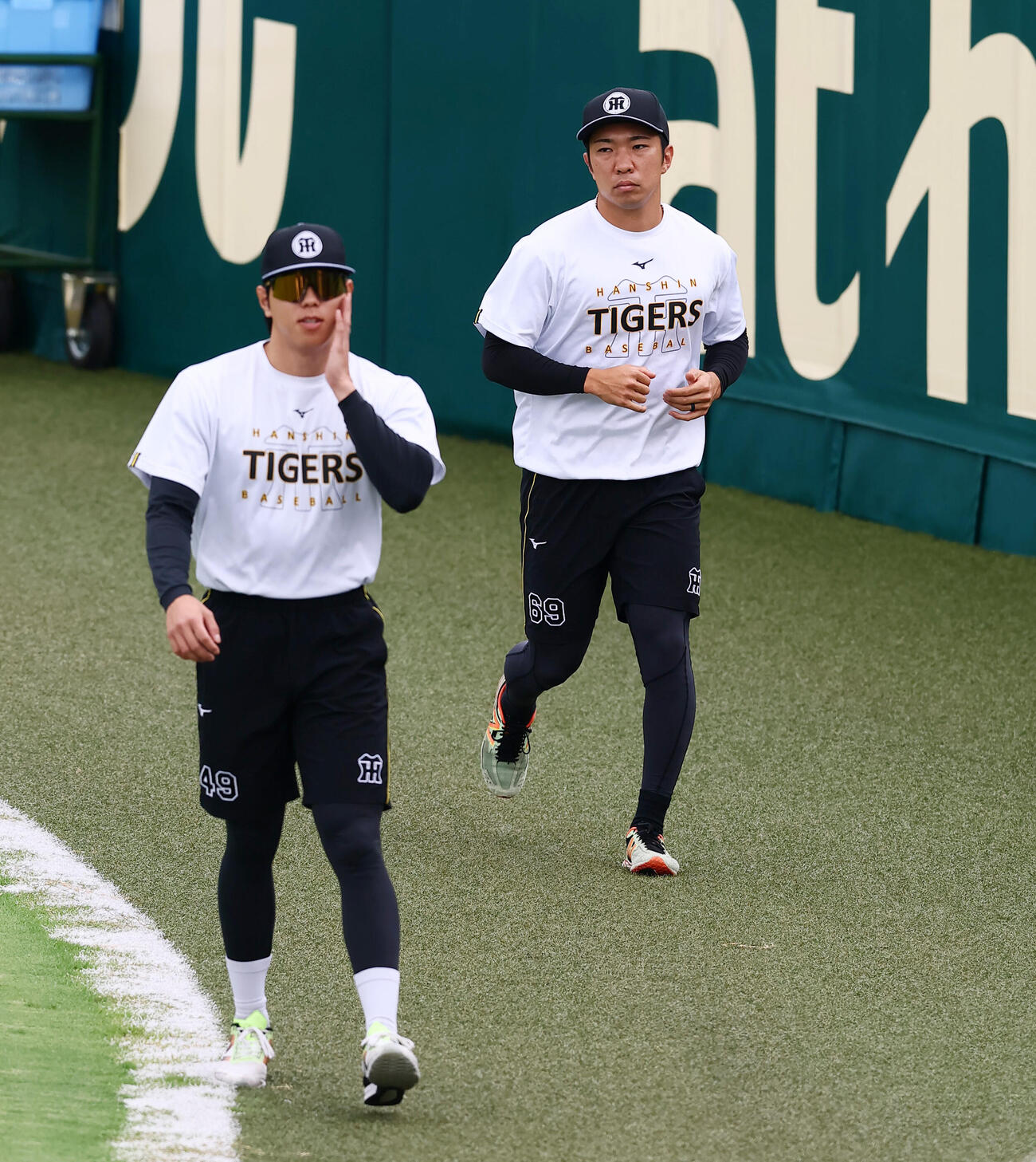 阪神対DeNA　外野でランニングする阪神石井大智（撮影・加藤哉）