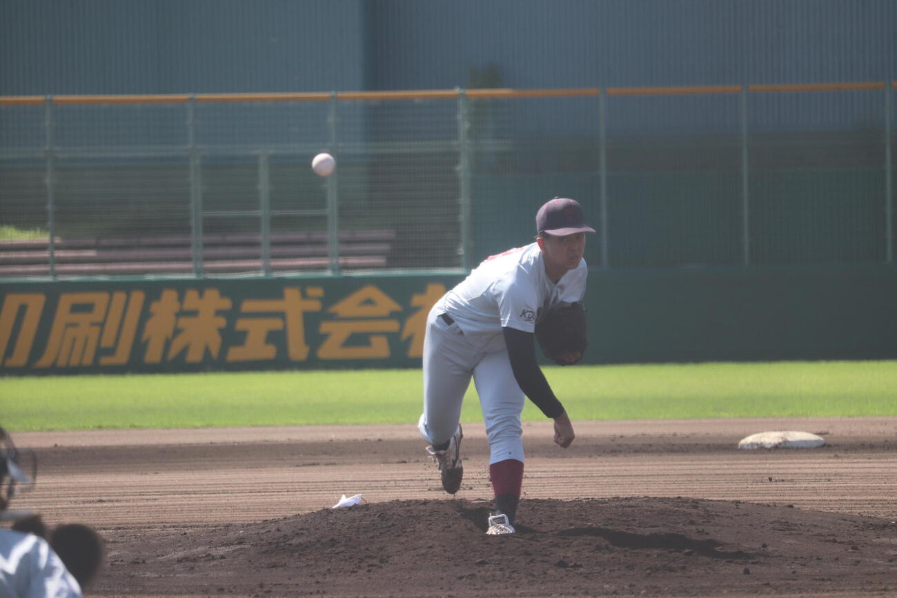 同大戦に先発した近大・宮原廉（撮影・佐藤妙月）