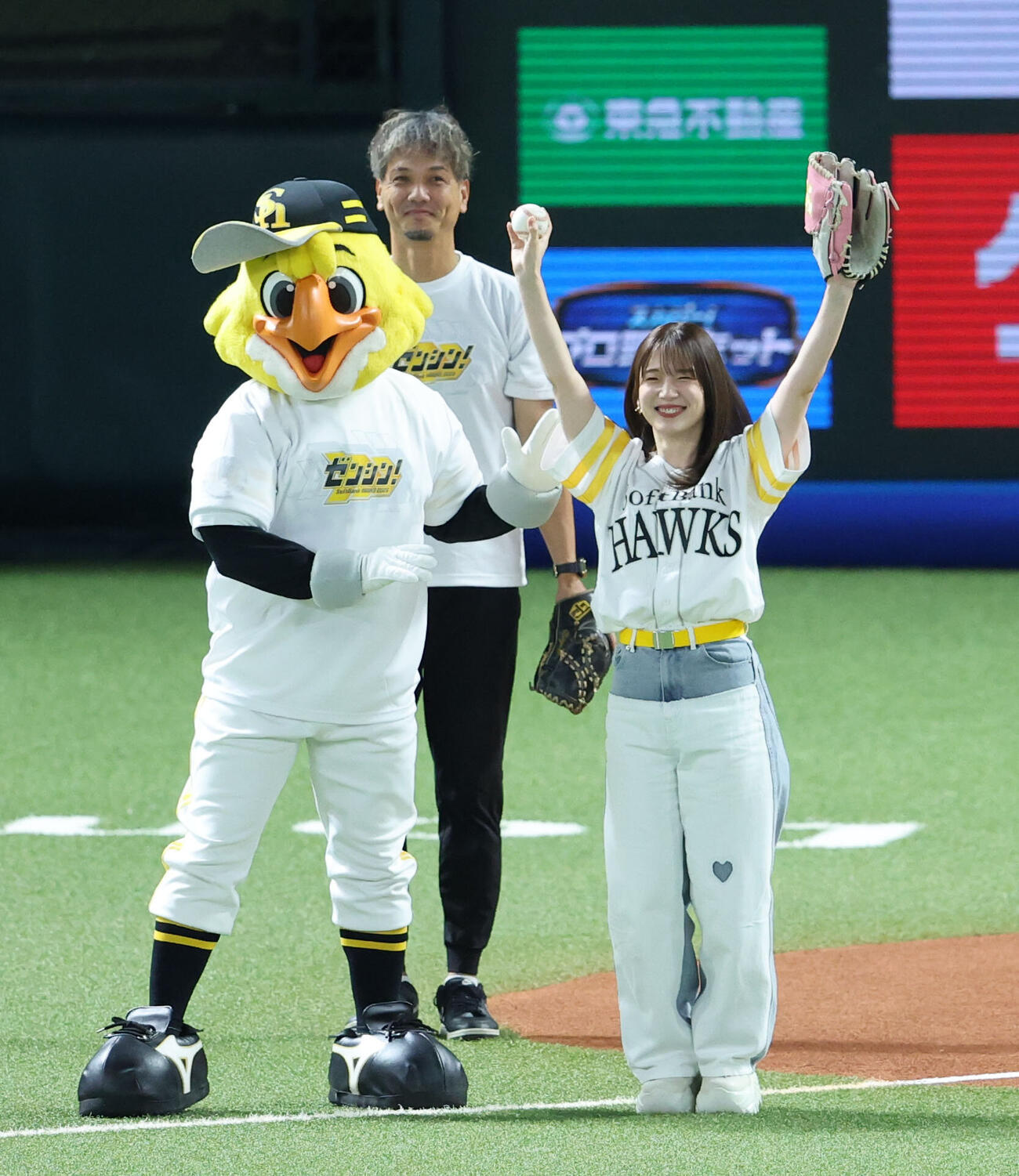 ソフトバンク対西武　セレモニアルピッチに登板した声優の内田真礼、後方は捕手を務めた新垣渚（撮影・梅根麻紀）