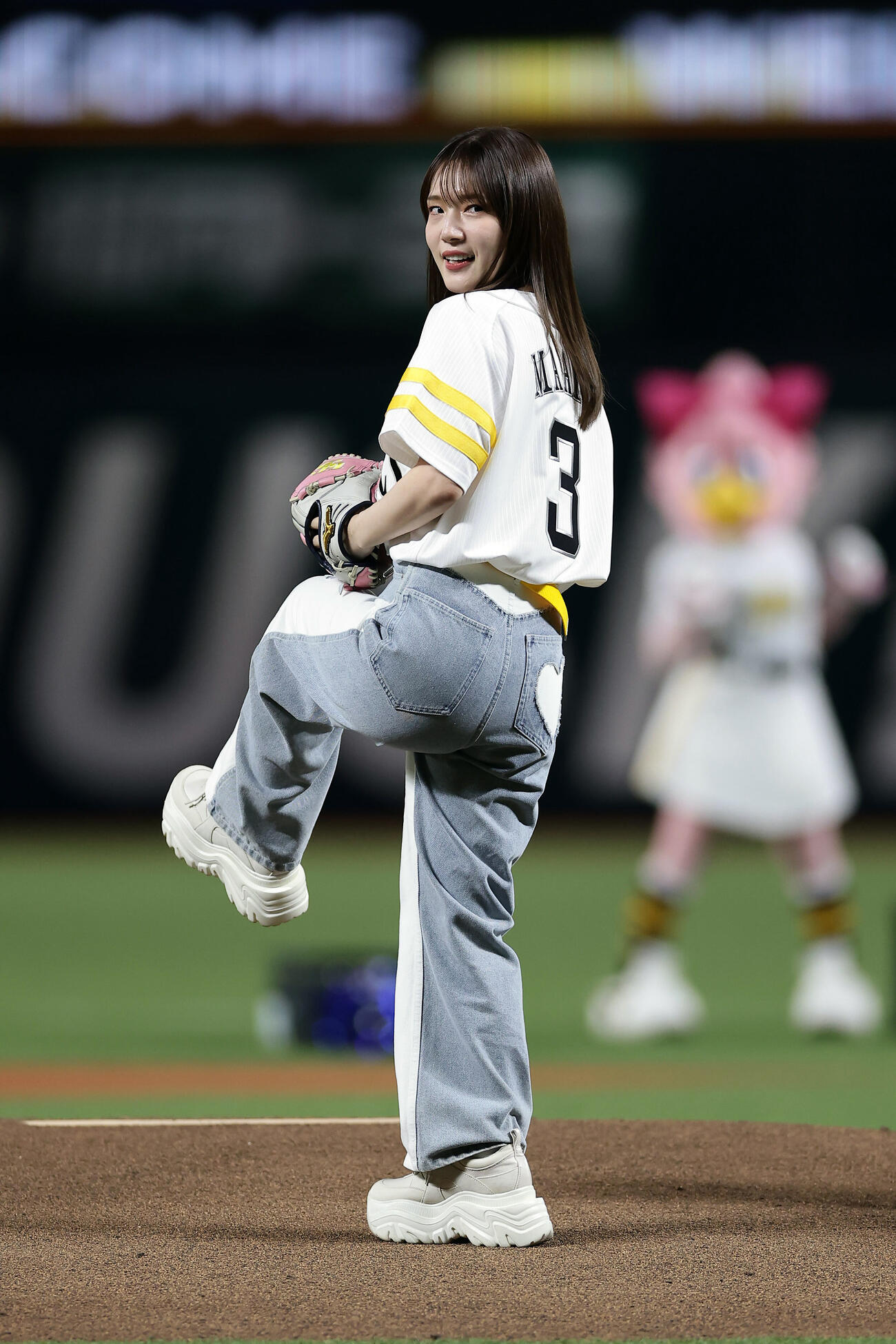 ソフトバンク対西武　セレモニアルピッチを務める声優の内田真礼（撮影・前田充）