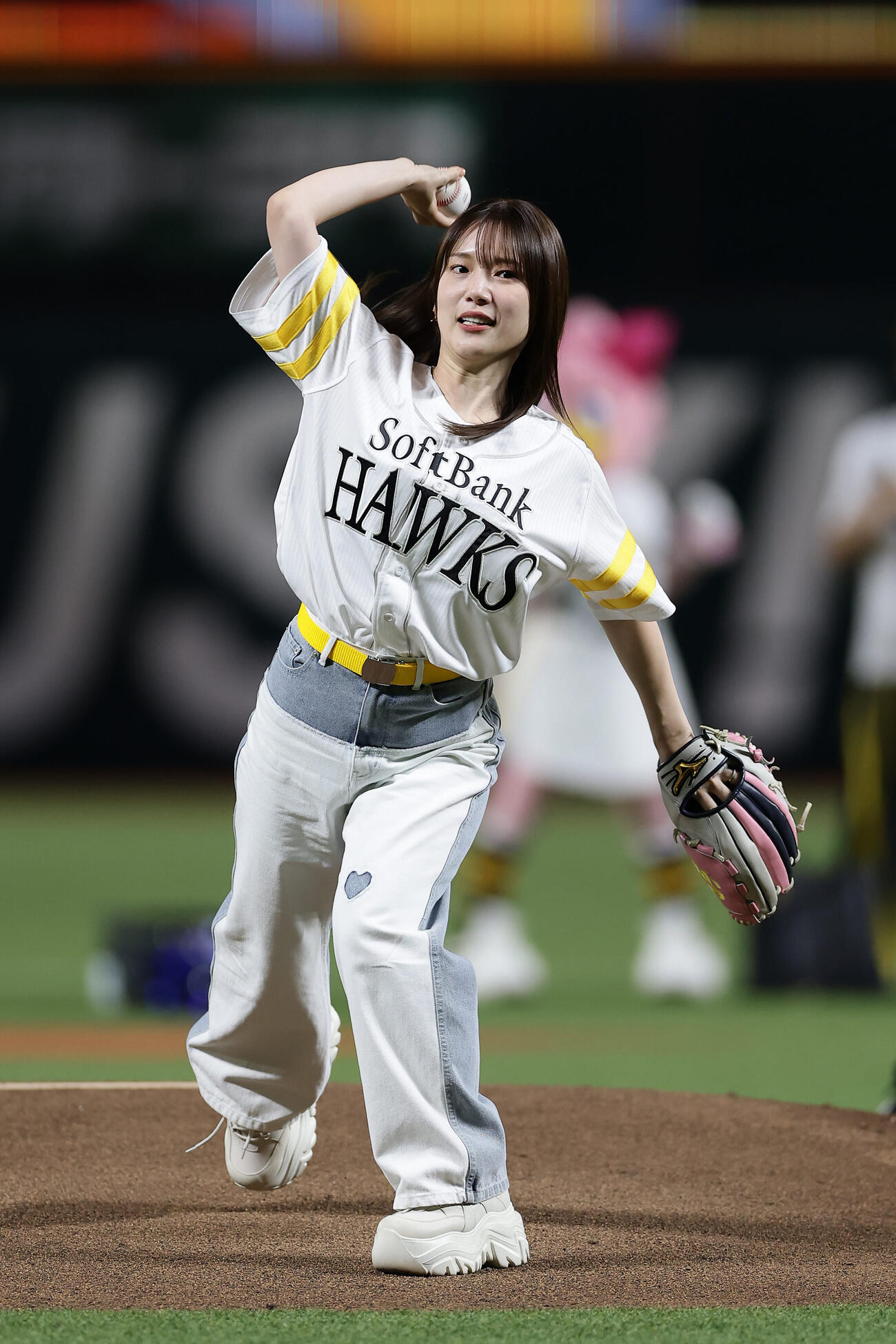 ソフトバンク対西武　セレモニアルピッチを務める声優の内田真礼（撮影・前田充）