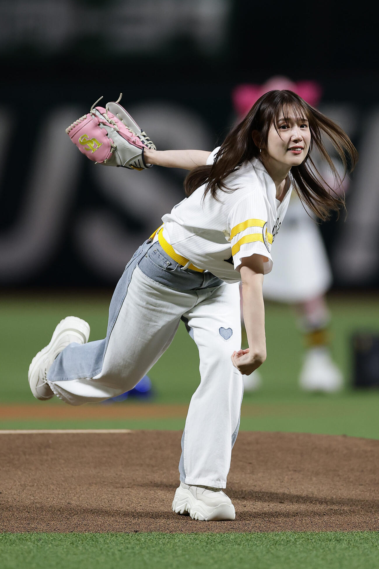 ソフトバンク対西武　セレモニアルピッチを務める声優の内田真礼（撮影・前田充）