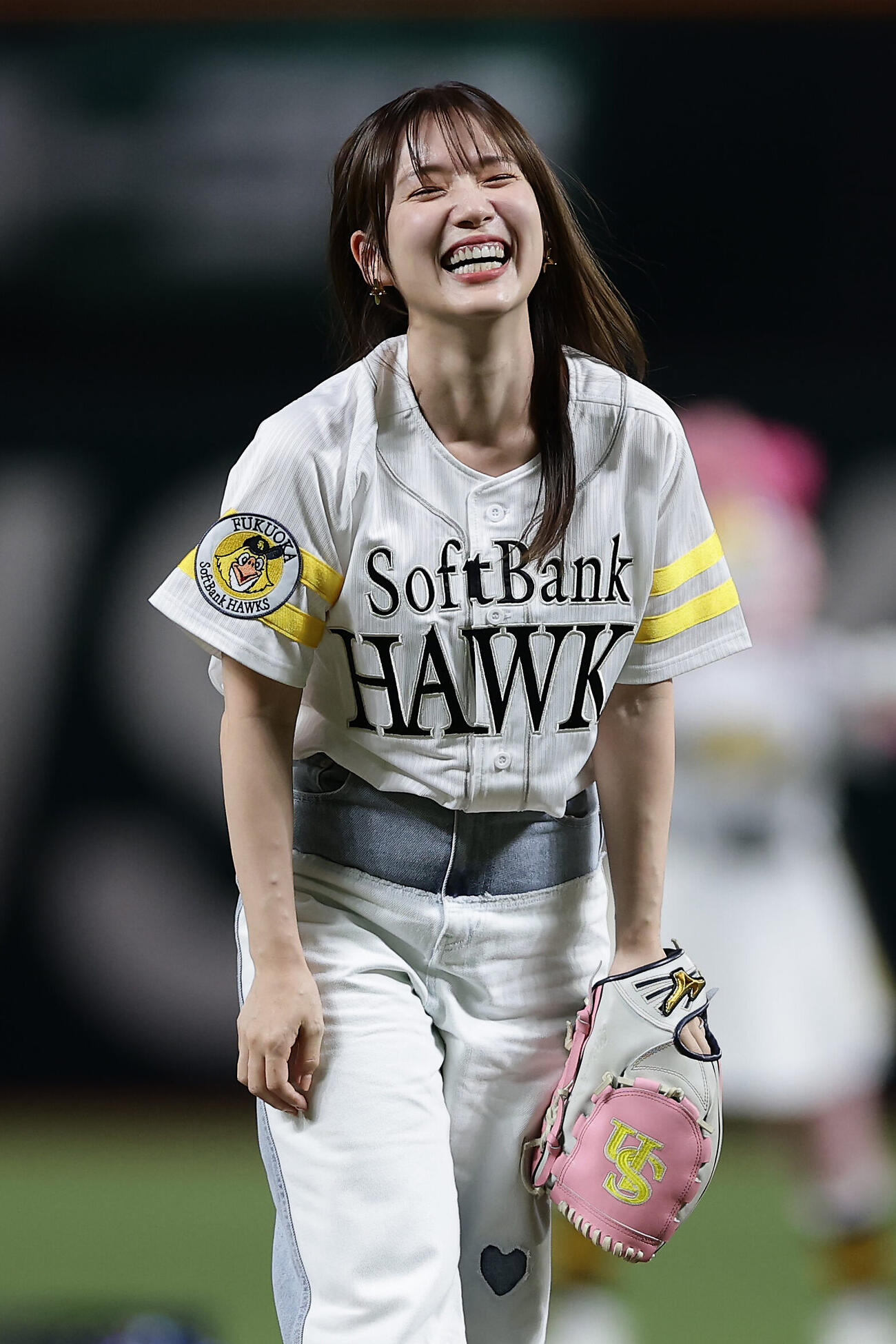 ソフトバンク対西武　セレモニアルピッチを務め笑顔を見せる声優の内田真礼（撮影・前田充）