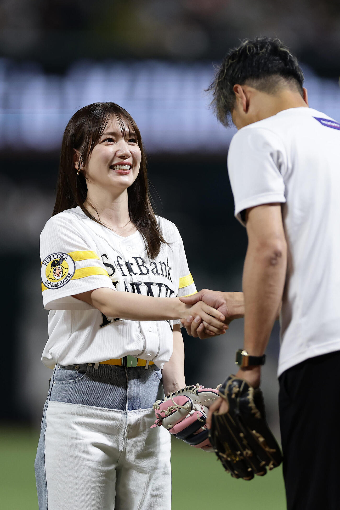 ソフトバンク対西武　セレモニアルピッチを務めた声優の内田真礼（撮影・前田充）