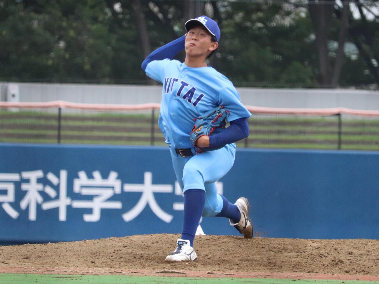 首都大学野球　4番手で登板し、1回を1安打無失点に抑えた日体大の馬場拓海（撮影・保坂淑子）