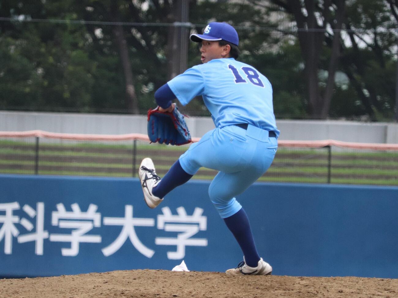 首都大学野球　4番手で登板し、1回を1安打無失点に抑えた日体大の馬場拓海（撮影・保坂淑子）
