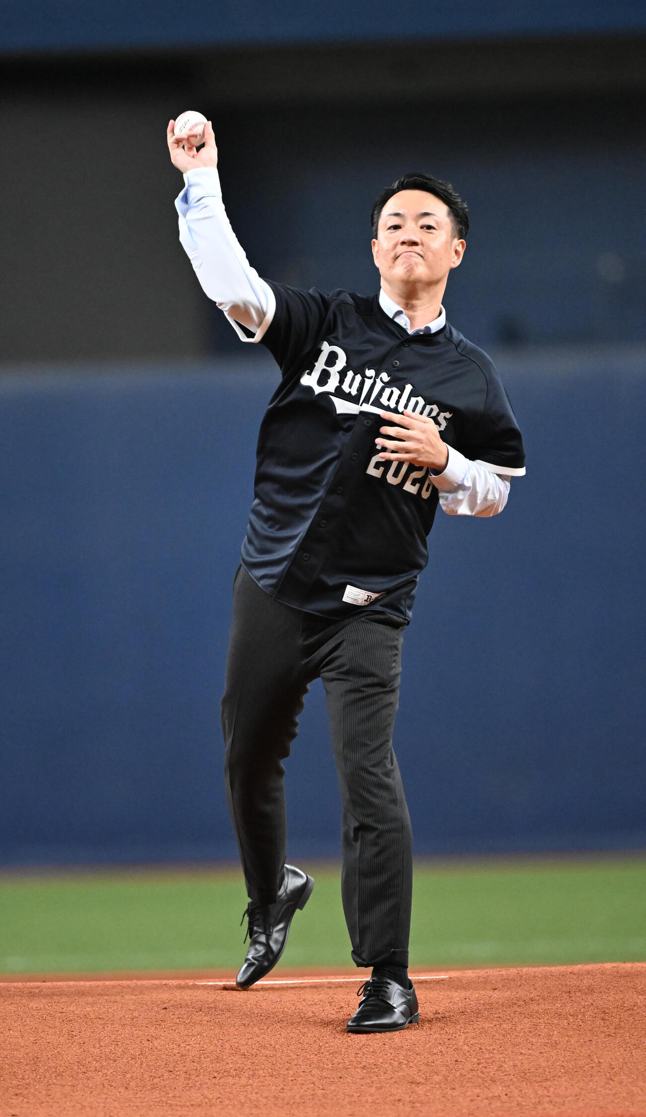 オリックス対ロッテ　特別始球式を務める横山英幸大阪市長（撮影・和賀正仁）