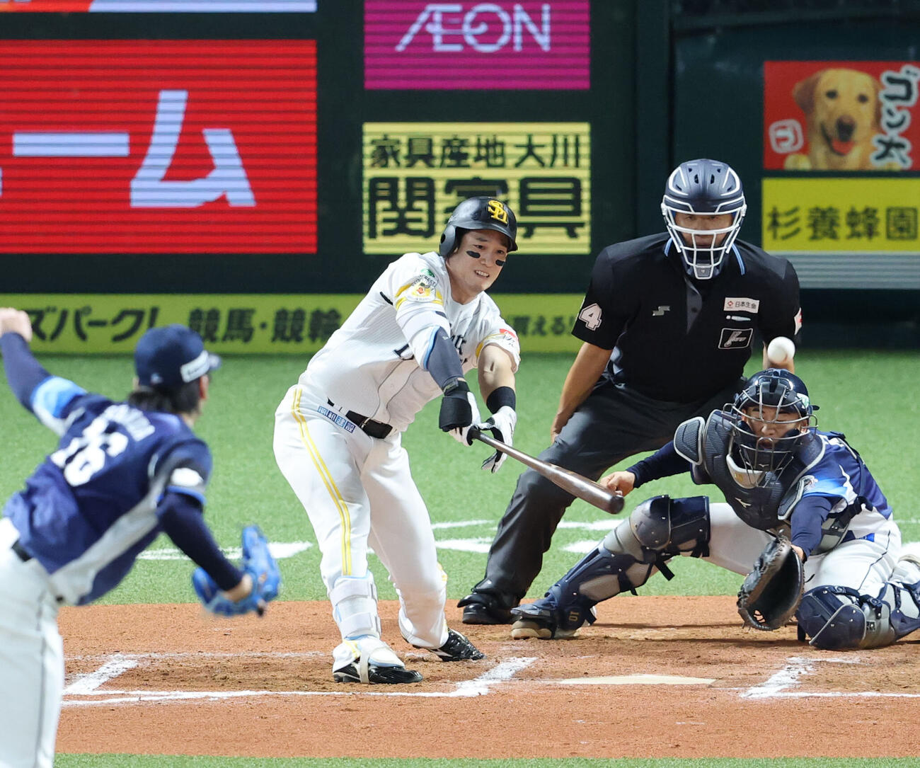 ソフトバンク対西武　6回裏ソフトバンク2死一、三塁、栗原陵矢は左越え適時二塁打を放つ（撮影・梅根麻紀）