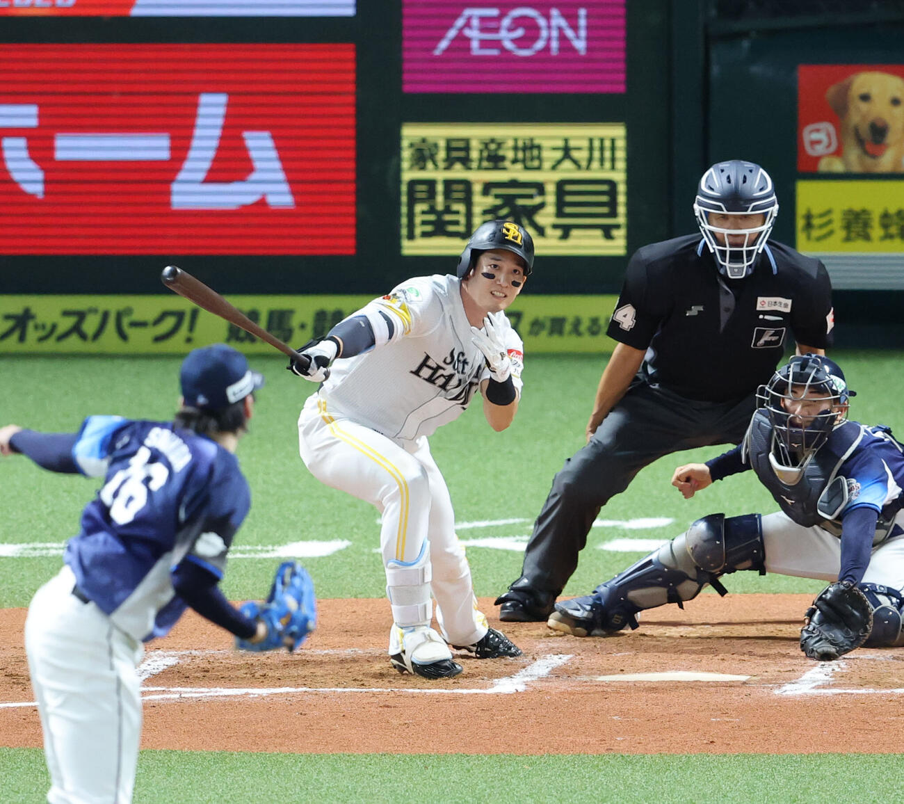 ソフトバンク対西武　6回裏ソフトバンク2死一、三塁、栗原陵矢は左越え適時二塁打を放つ（撮影・梅根麻紀）