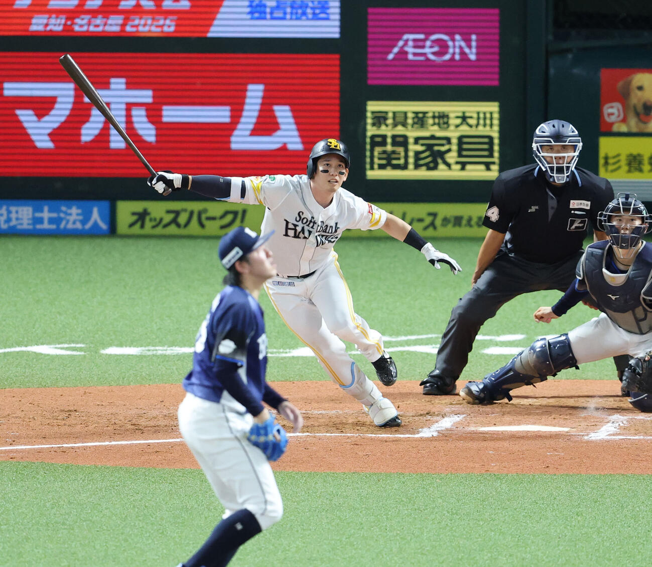 ソフトバンク対西武　6回裏ソフトバンク2死一、三塁、栗原陵矢は左越え適時二塁打を放つ（撮影・梅根麻紀）