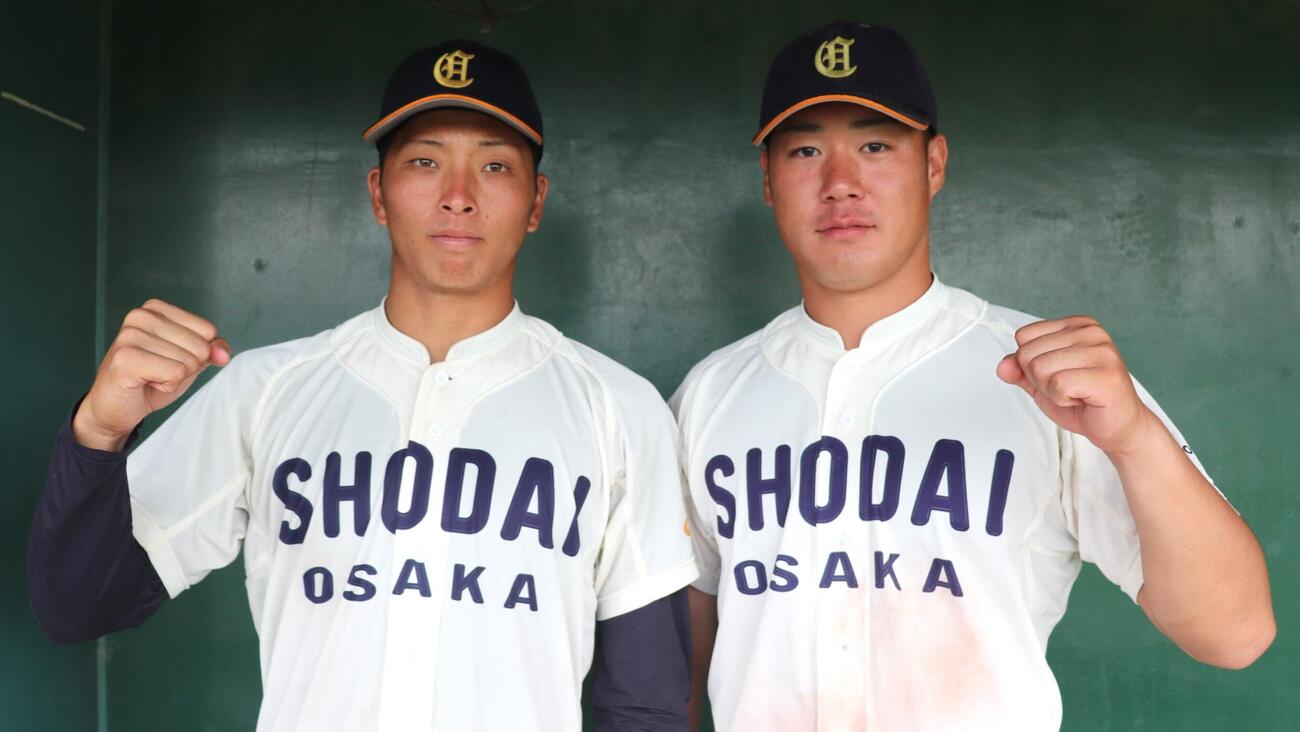 大商大対神戸学院大　大商大・星野世那投手（4年＝近江、写真左）と春山陽登外野手（4年＝敦賀気比）（撮影・中島麗）