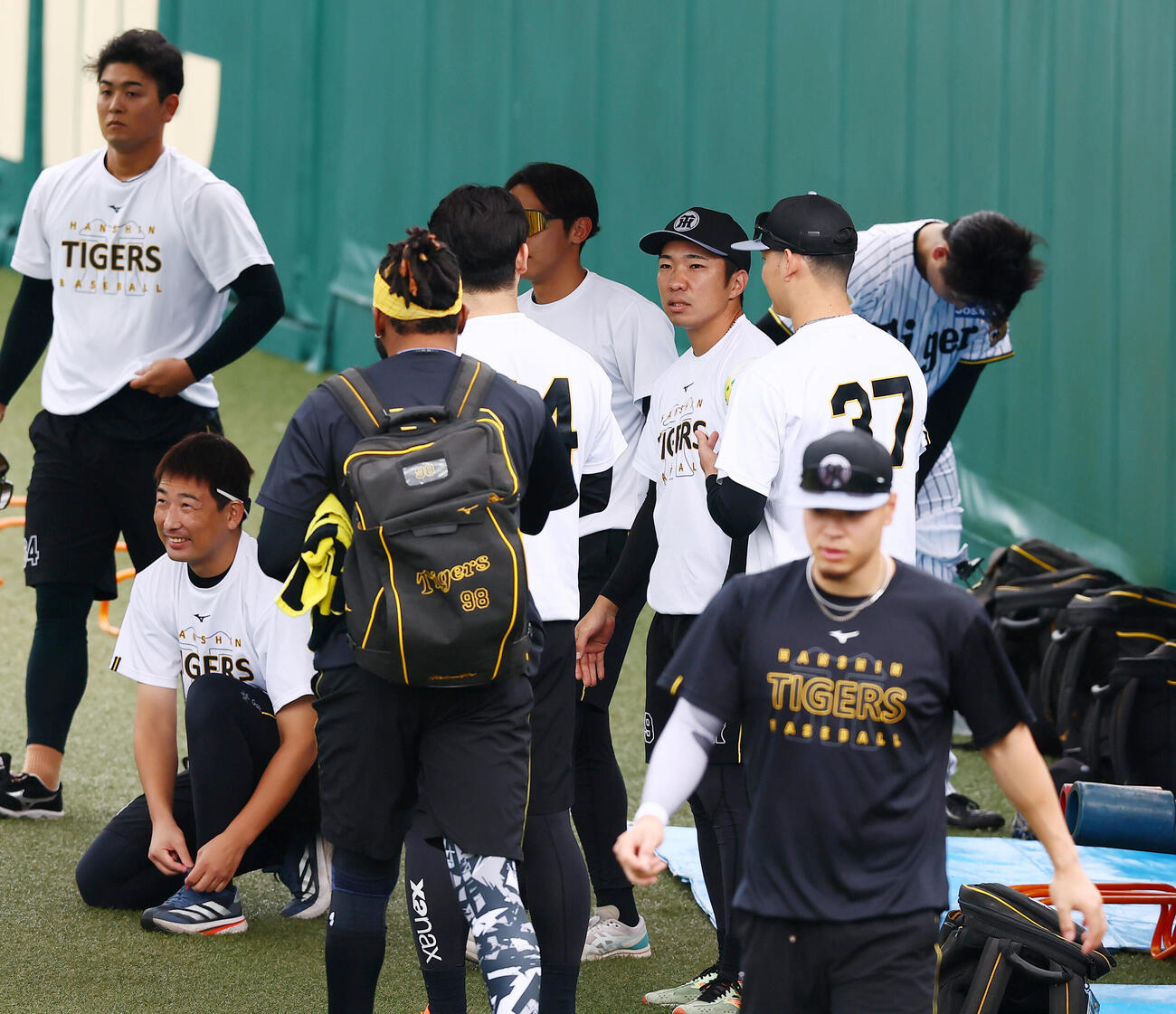 阪神対DeNA　グラウンドへ入りナインと話す阪神石井大智（撮影・加藤哉）