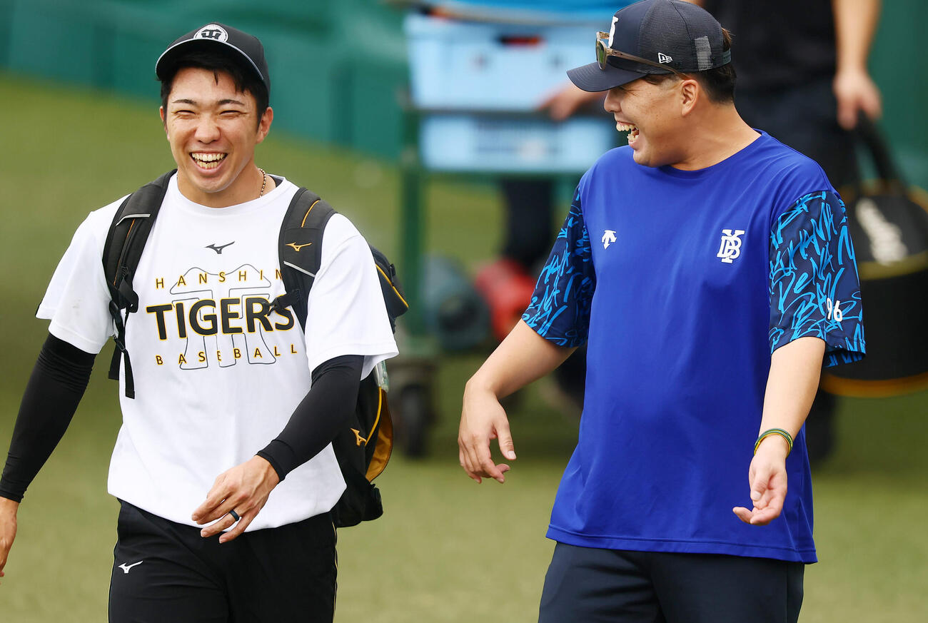 阪神対DeNA　阪神石井大智（左）と談笑するDeNA馬場皐輔（撮影・加藤哉）