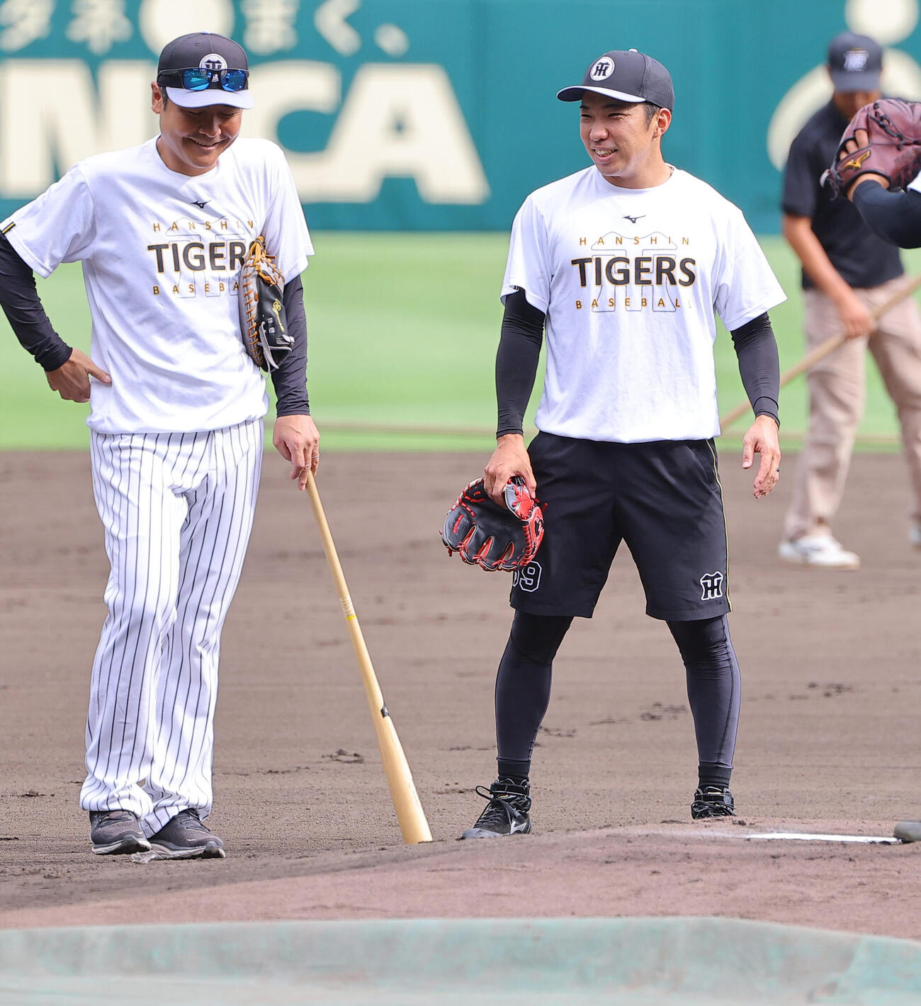 阪神対DeNA　江草仁貴コーチ（左）と笑顔を見せる石井大智（撮影・上田博志）