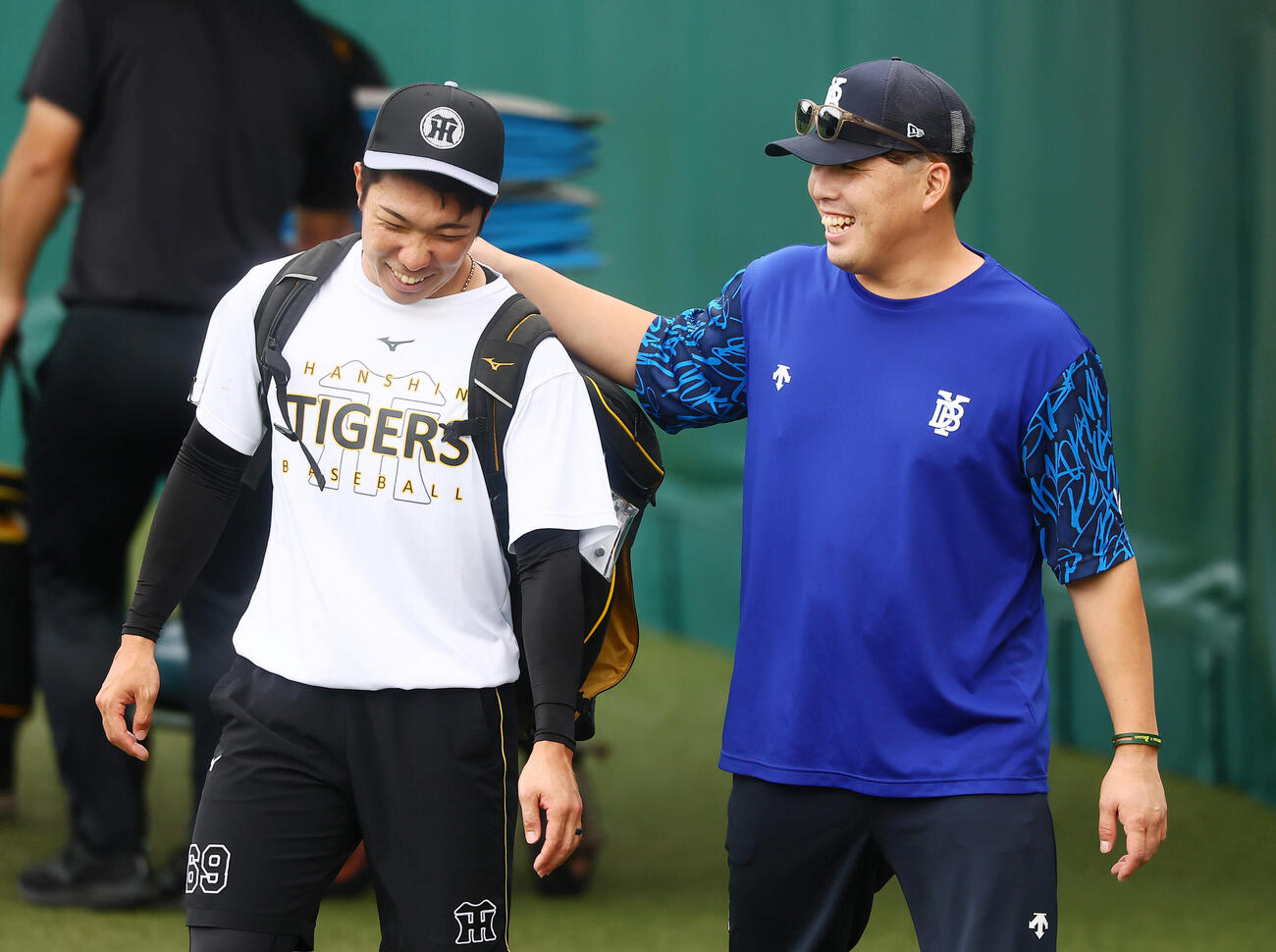 阪神対DeNA　阪神石井大智（左）と談笑するDeNA馬場皐輔（撮影・加藤哉）