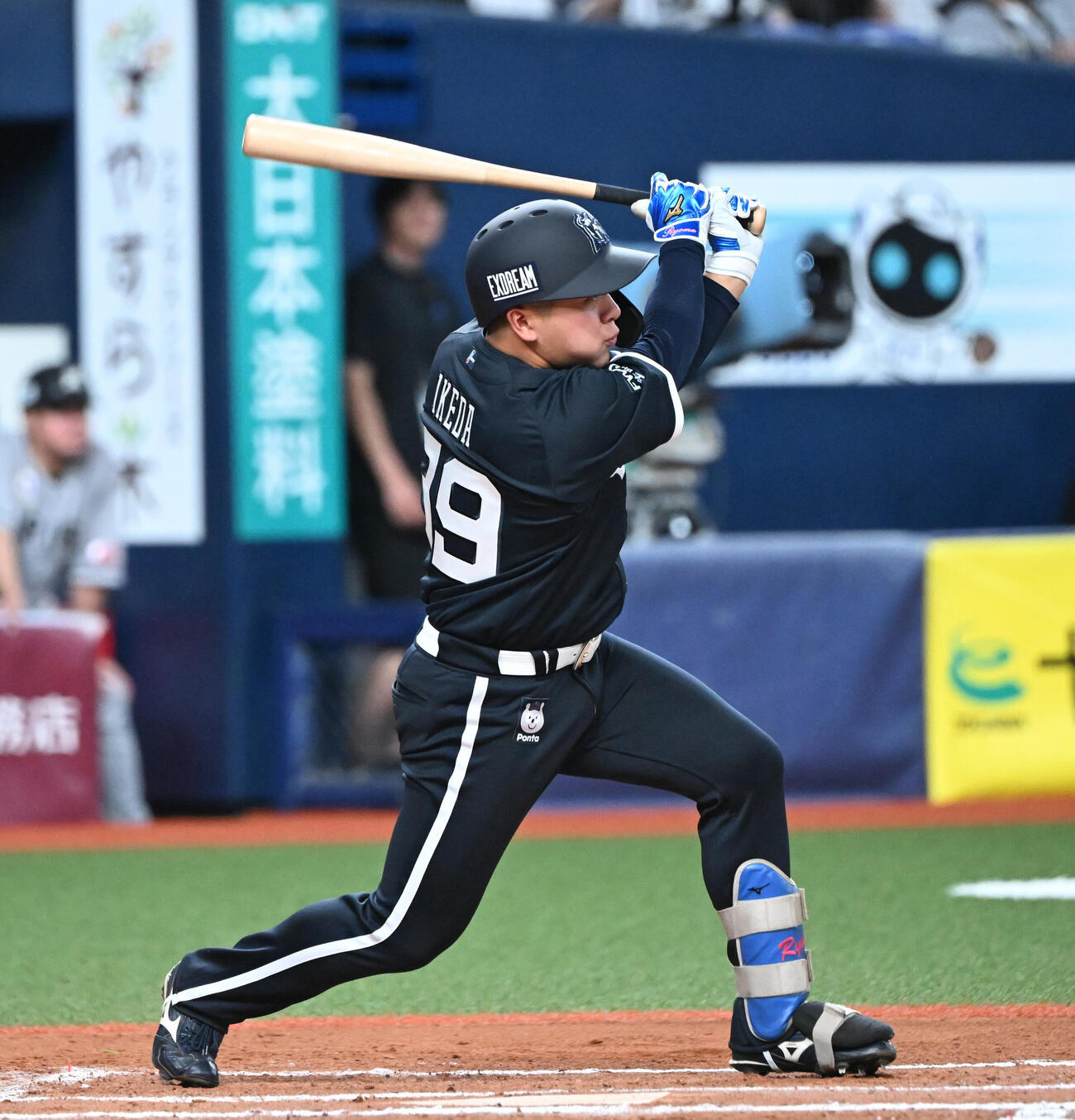 オリックス対ロッテ　6回裏オリックス1死二塁、中越え適時二塁打を放つ池田陵真（撮影・和賀正仁）