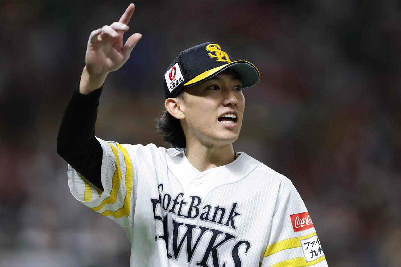 ソフトバンク対西武　5回表の西武打線を抑え、笑顔を見せながらベンチへ戻るソフトバンク大津亮介（撮影・前田充）
