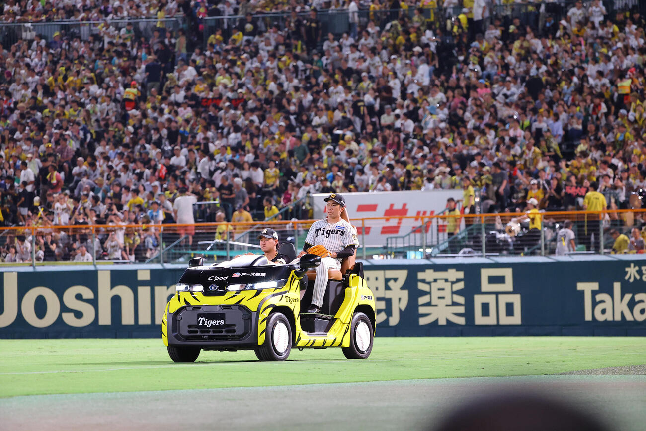 阪神対DeNA　大歓声を浴びてマウンドへ向かう石井大智（撮影・上田博志）