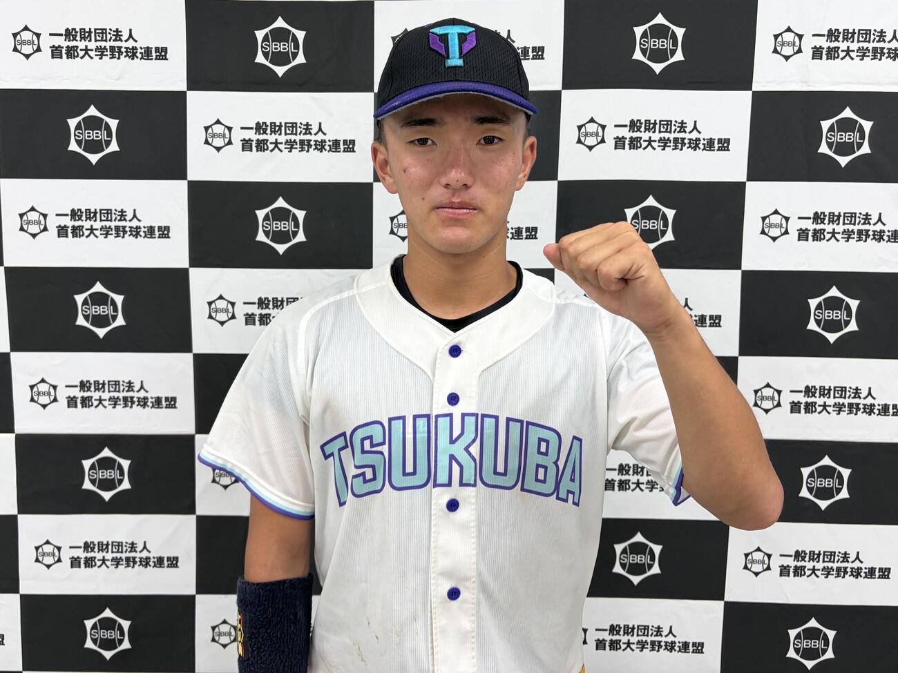 逆転の適時三塁打を放ち、ガッツポーズを見せる、筑波大の長谷川颯（撮影・保坂淑子）