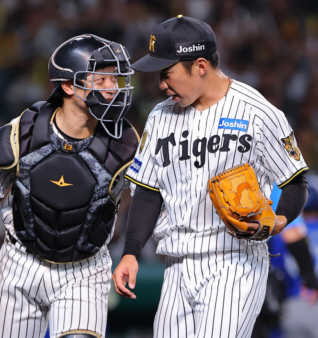阪神対DeNA　復帰登板を無失点に抑えた石井大智（右）は坂本誠志郎とベンチに引き揚げる（撮影・上田博志）