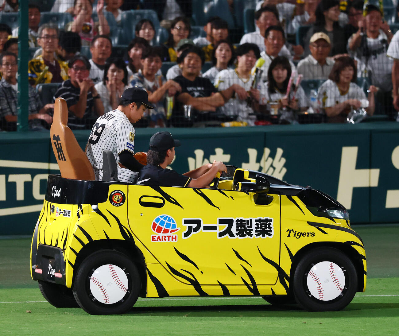 阪神対DeNA 8回表、リリーフカーに乗って登場する阪神石井大智（撮影・加藤哉）
