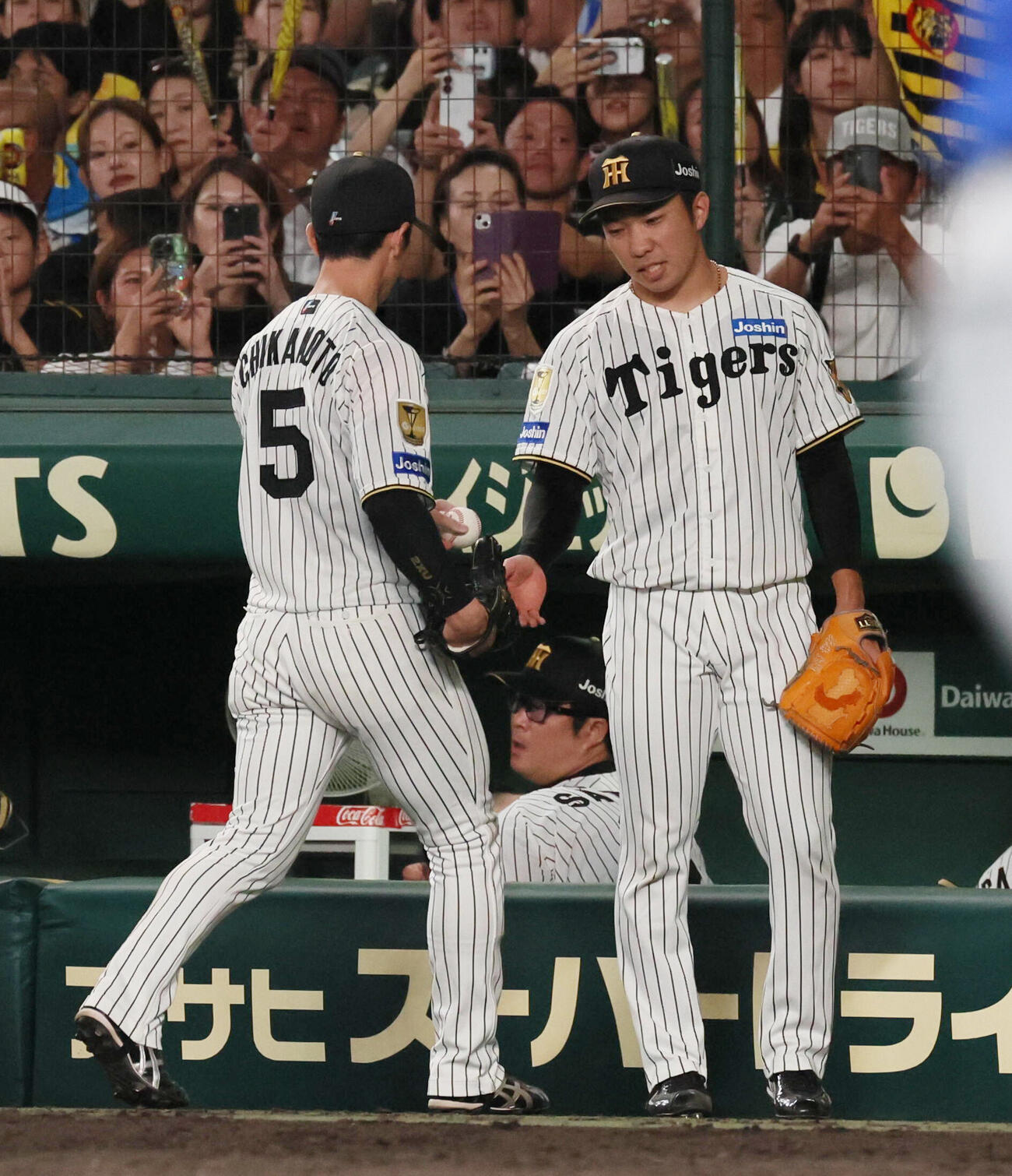 阪神対DeNA 8回表DeNA攻撃終了、ピンチを背負いながらも復帰登板を無失点で終えた石井大智は、3つ目のアウトを取ったボールを近本光司（左）から受け取る（撮影・宮崎幸一）