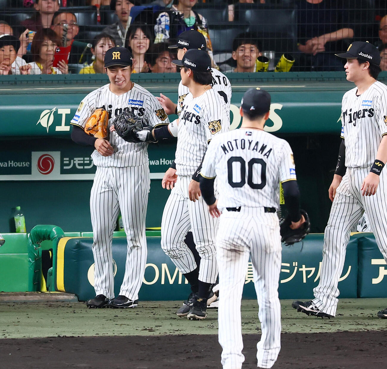 阪神対DeNA 8回表に阪神2番手で登板し無失点ピッチングに笑顔を見せる石井大智（撮影・加藤哉）