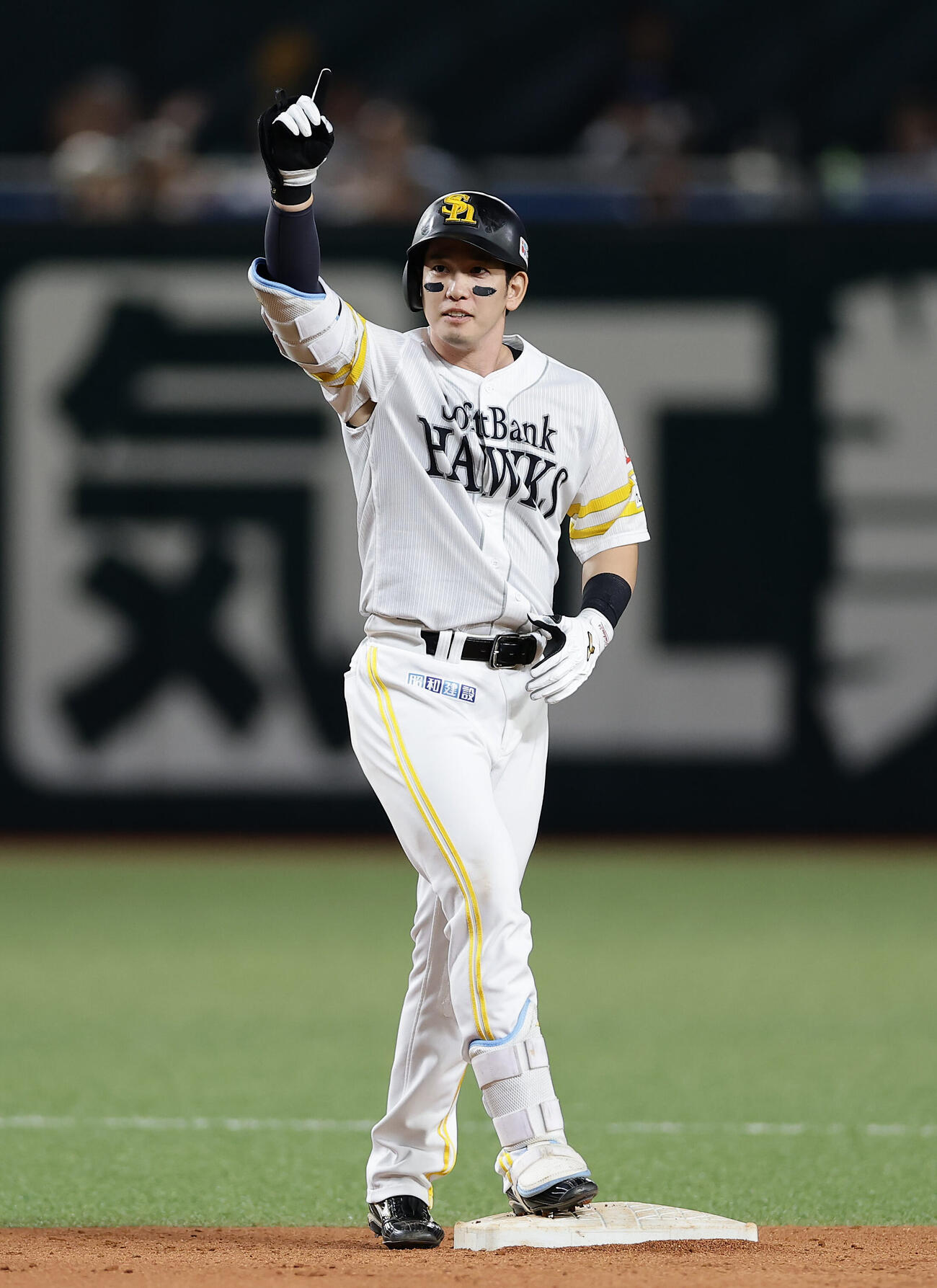 ソフトバンク対西武　1回裏ソフトバンク1死一、三塁、栗原陵矢は中犠飛を放つ（撮影・梅根麻紀）