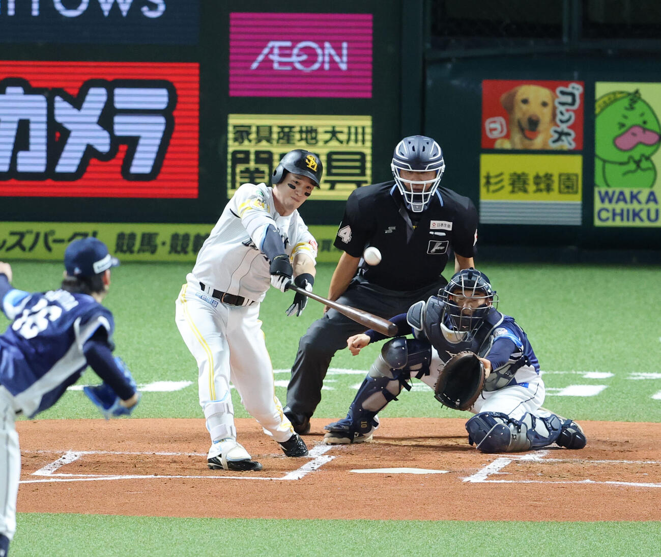 ソフトバンク対西武　1回裏ソフトバンク1死一、三塁、栗原陵矢は中犠飛を放つ（撮影・梅根麻紀）
