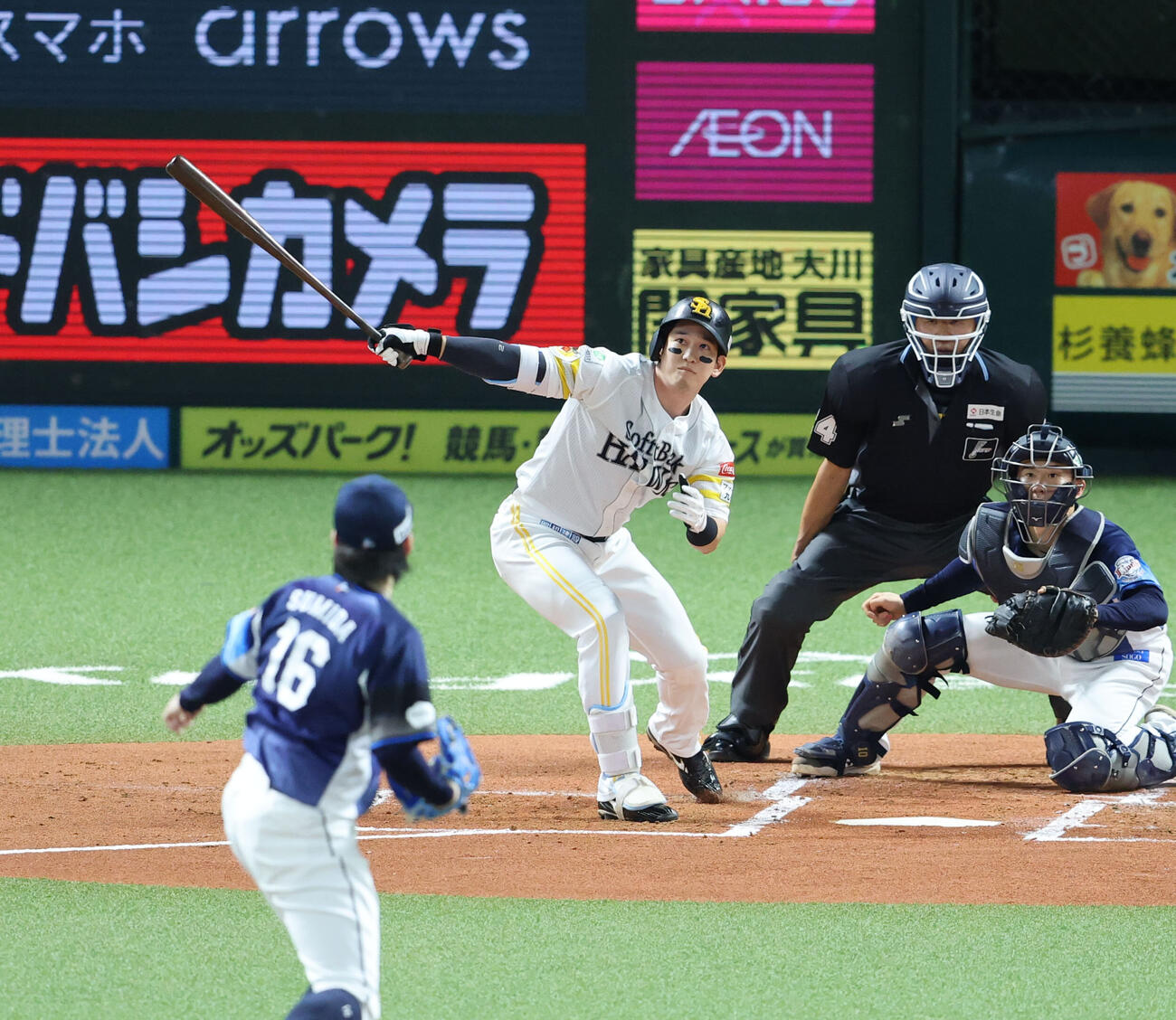 ソフトバンク対西武　1回裏ソフトバンク1死一、三塁、栗原陵矢は中犠飛を放つ（撮影・梅根麻紀）