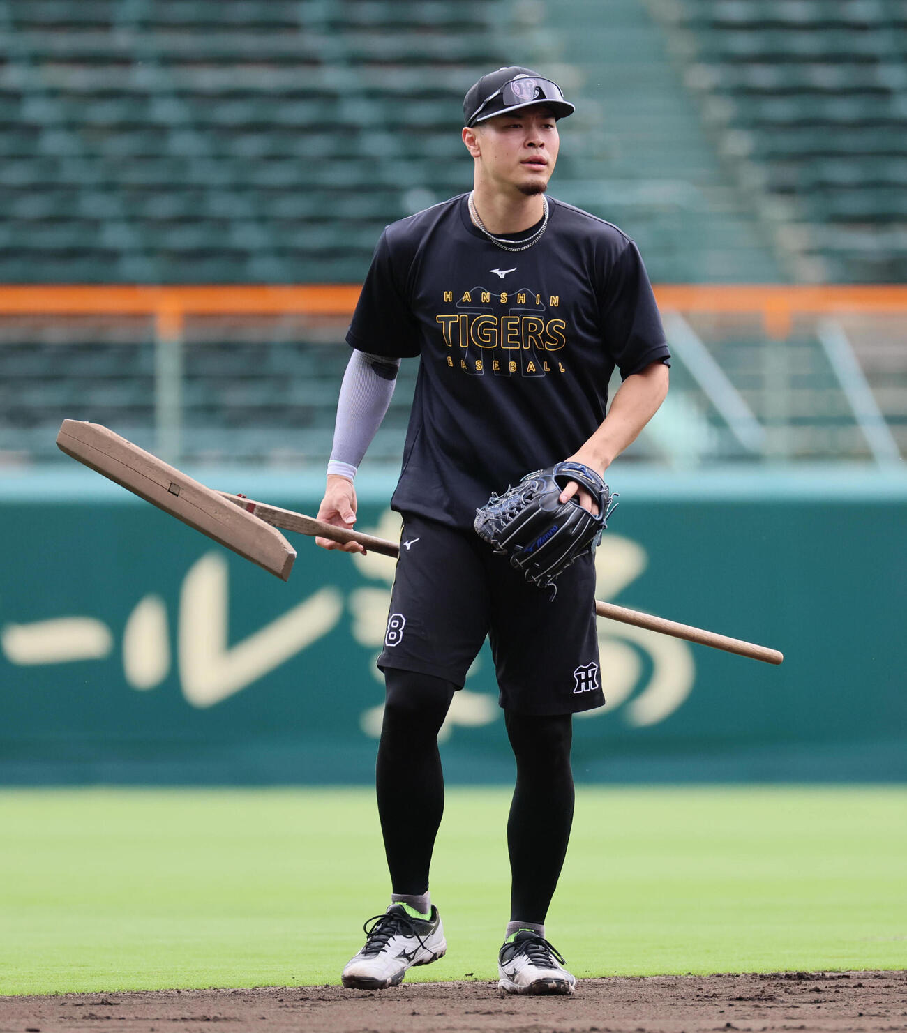 阪神対DeNA　トンボを手にする阪神佐藤輝明（撮影・宮崎幸一）