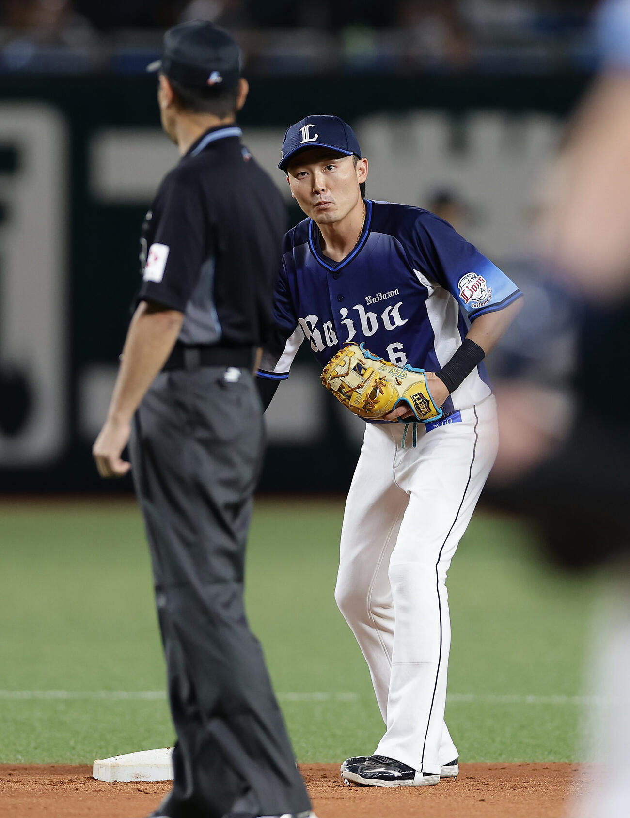ソフトバンク対西武　1回裏ソフトバンク1死一塁、近藤健介の右前打で三進した一走周東佑京が、二塁ベースを踏んでいないとアピールする源田壮亮（撮影・前田充）