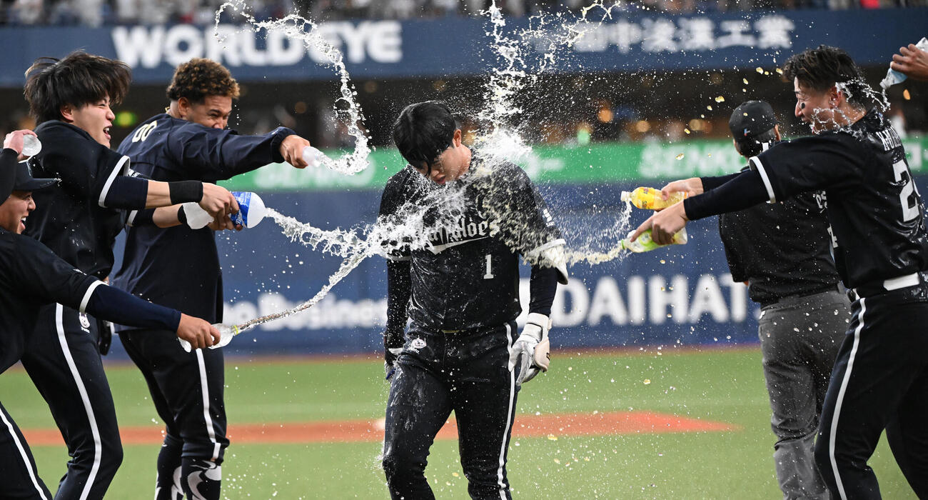 オリックス対ロッテ　10回裏オリックス1死満塁、左前にサヨナラ打を放った太田椋はナインから祝福される（撮影・和賀正仁）
