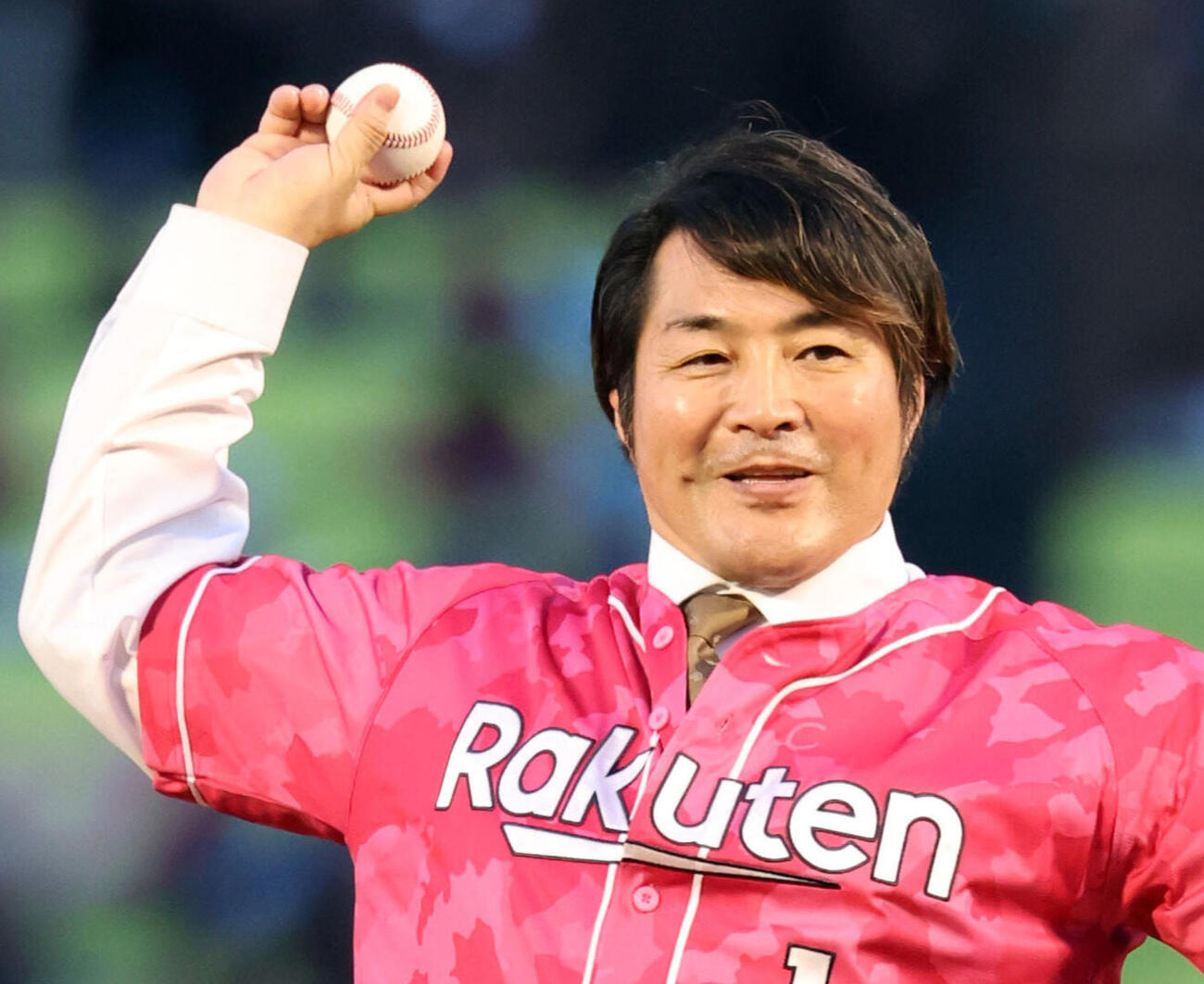楽天対日本ハム　セレモニアルピッチに登場した新日本プロレス棚橋弘至社長（撮影・浅見桂子）