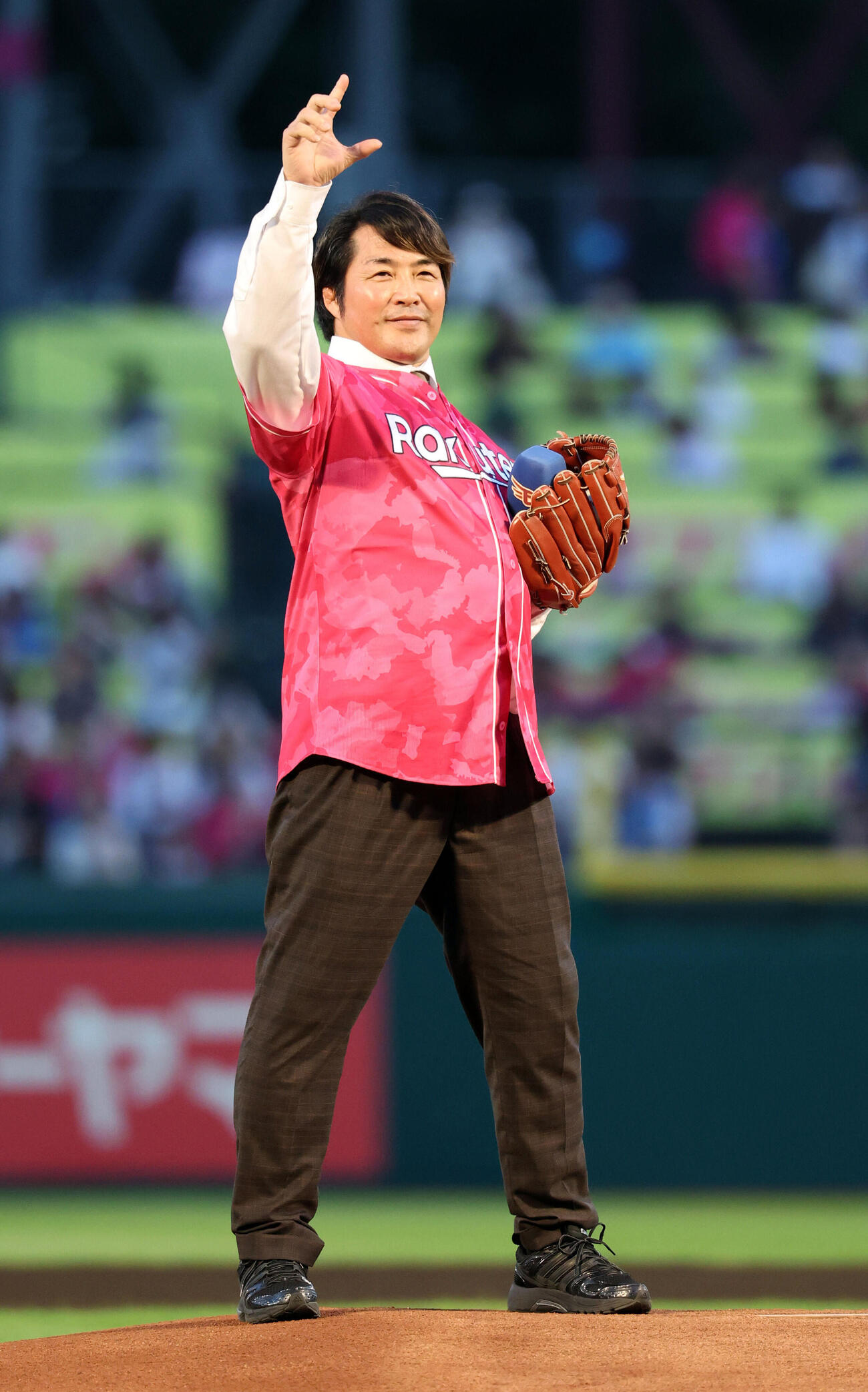 楽天対日本ハム　セレモニアルピッチに登場した新日本プロレス棚橋弘至社長（撮影・浅見桂子）