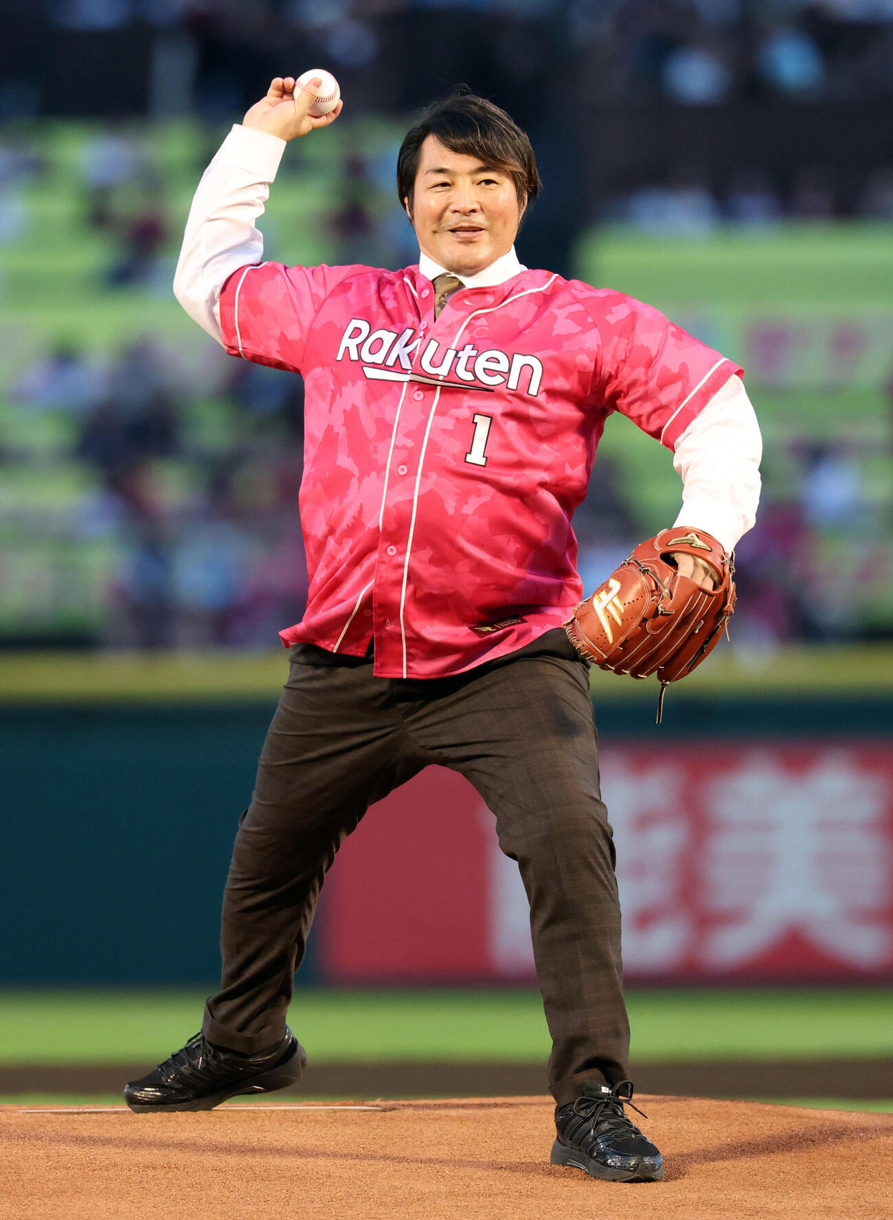 楽天対日本ハム　セレモニアルピッチに登場した新日本プロレス棚橋弘至社長（撮影・浅見桂子）