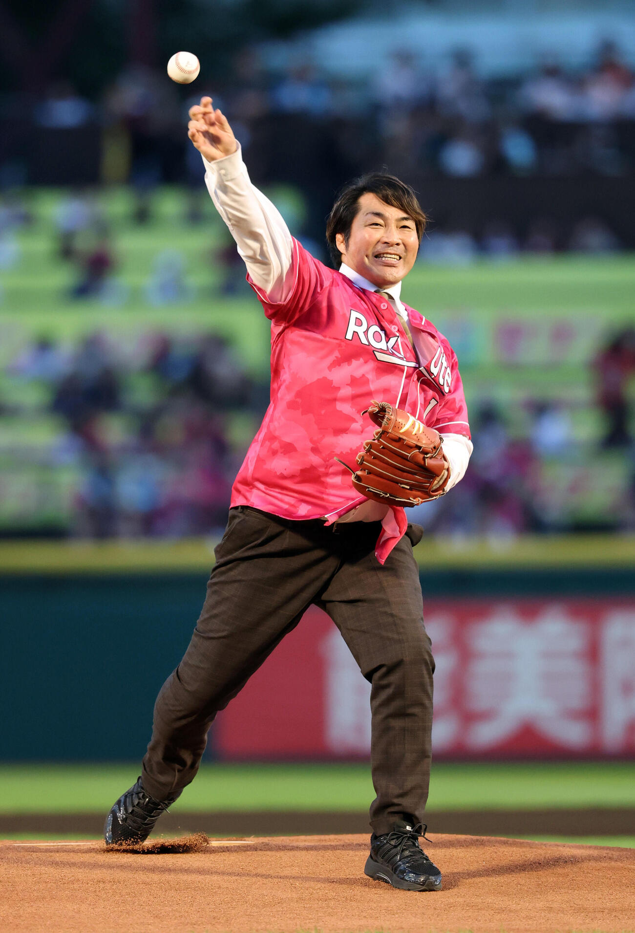 楽天対日本ハム　セレモニアルピッチに登場した新日本プロレス棚橋弘至社長（撮影・浅見桂子）