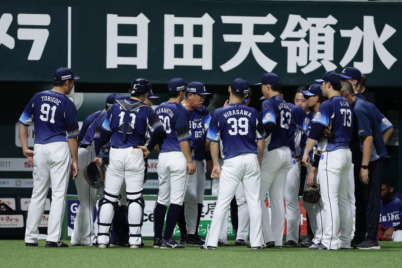 ソフトバンク対西武　5回表の攻撃前、円陣を組む西武の選手たち（撮影・前田充）