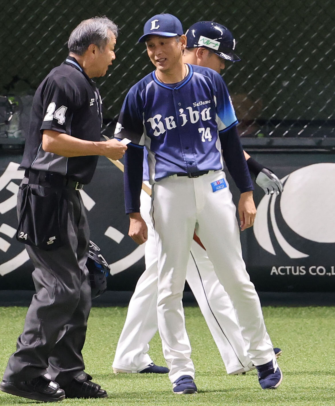 ソフトバンク対西武　審判に選手交代を告げる西武西口文也監督（撮影・梅根麻紀）